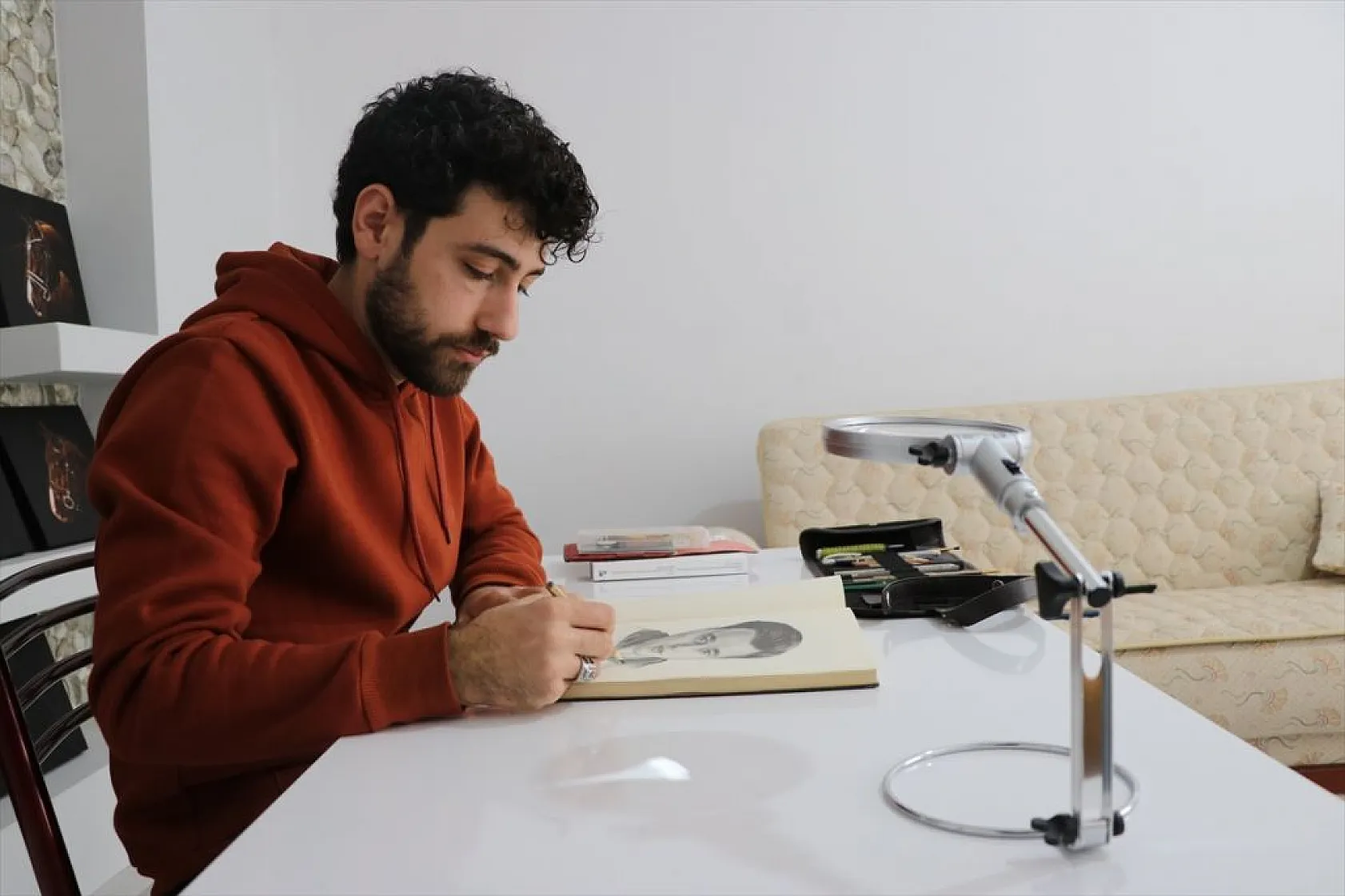 Konuşma güçlüğü yaşayan gencin dünyası resimle değişti