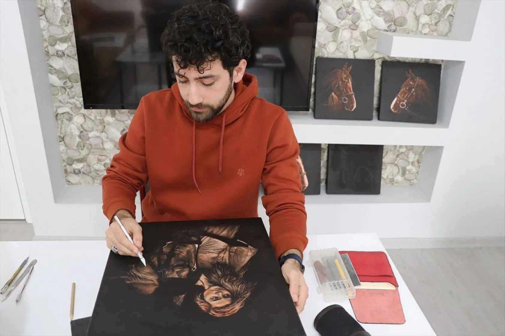 Konuşma güçlüğü yaşayan gencin dünyası resimle değişti