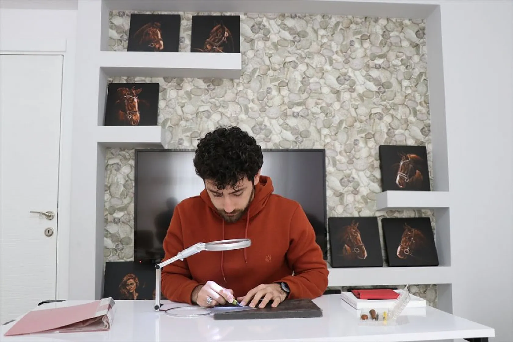 Konuşma güçlüğü yaşayan gencin dünyası resimle değişti