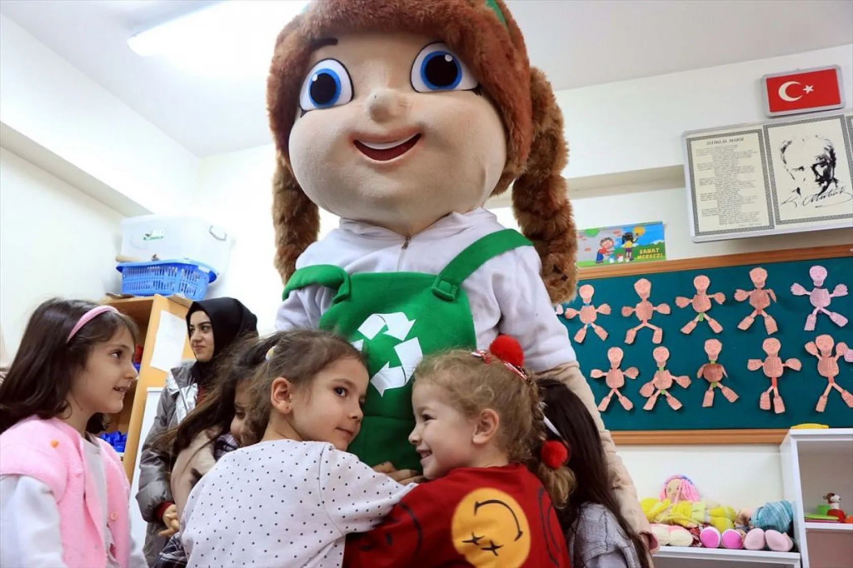 'İklim' ve 'Yağmur', öğrencilere geri dönüşüm ve çevreci bilinci aşılıyor