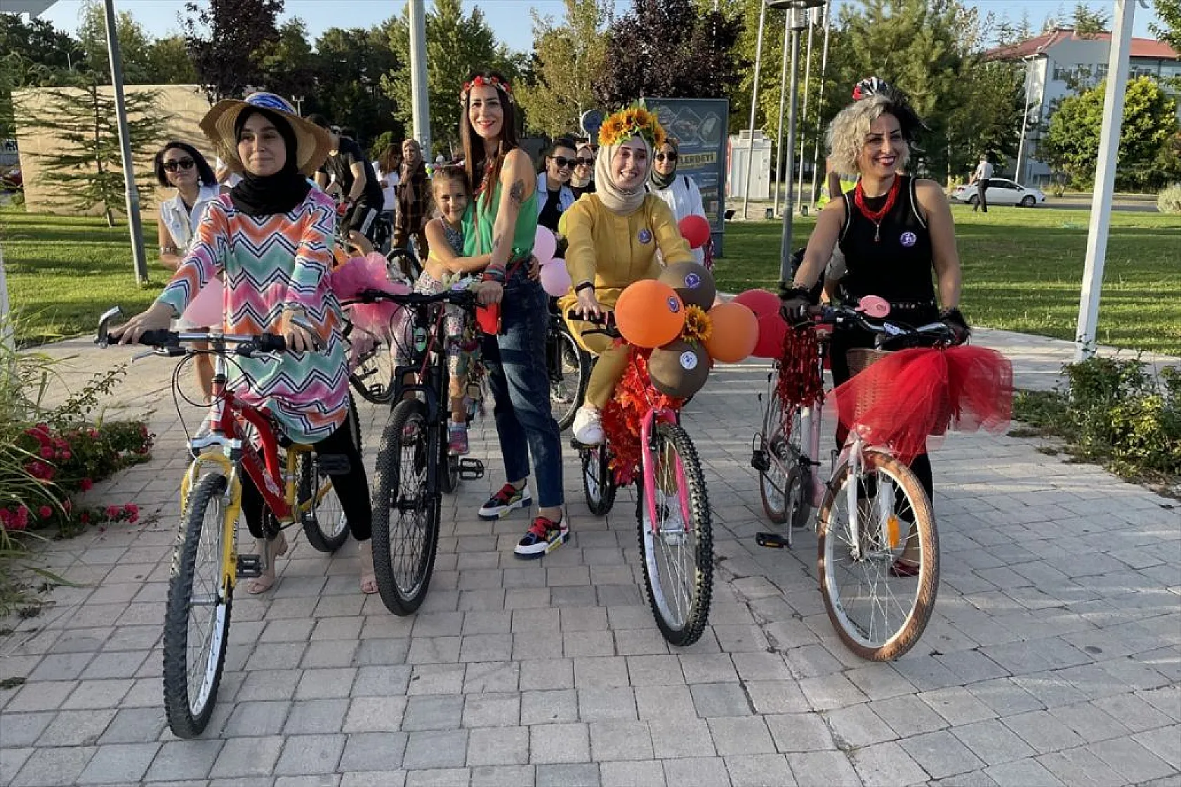 'Süslü Kadınlar' pedal çevirdi