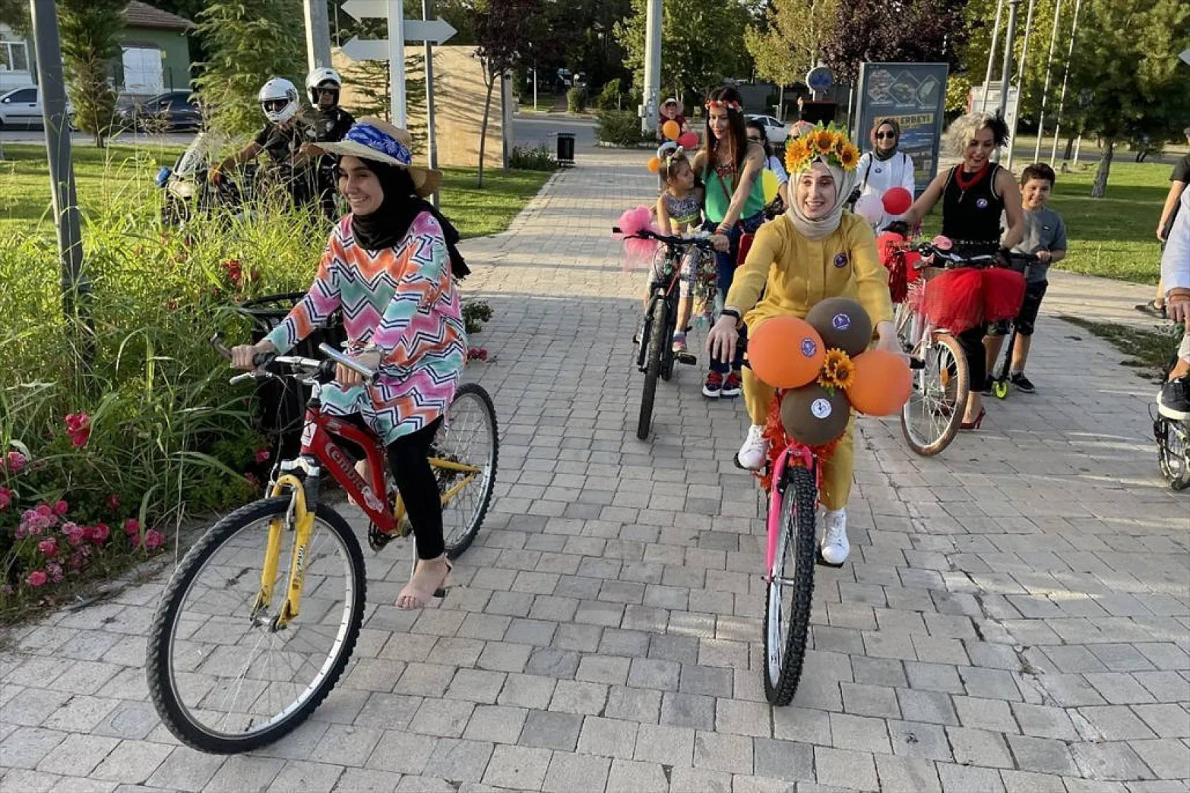 'Süslü Kadınlar' pedal çevirdi