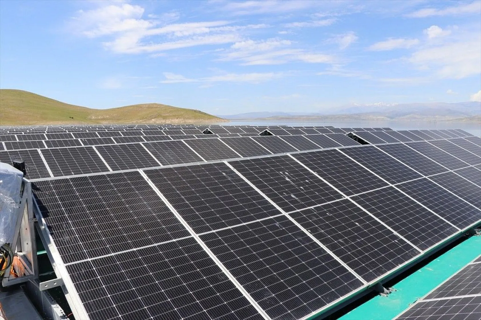 Türkiye'nin ilk yüzer güneş santrali elektrik üretimine başlıyor