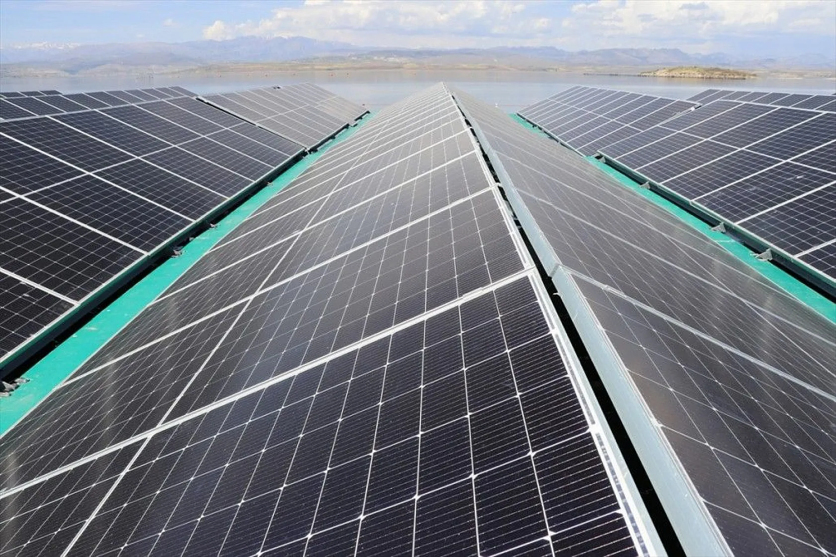 Türkiye'nin ilk yüzer güneş santrali elektrik üretimine başlıyor