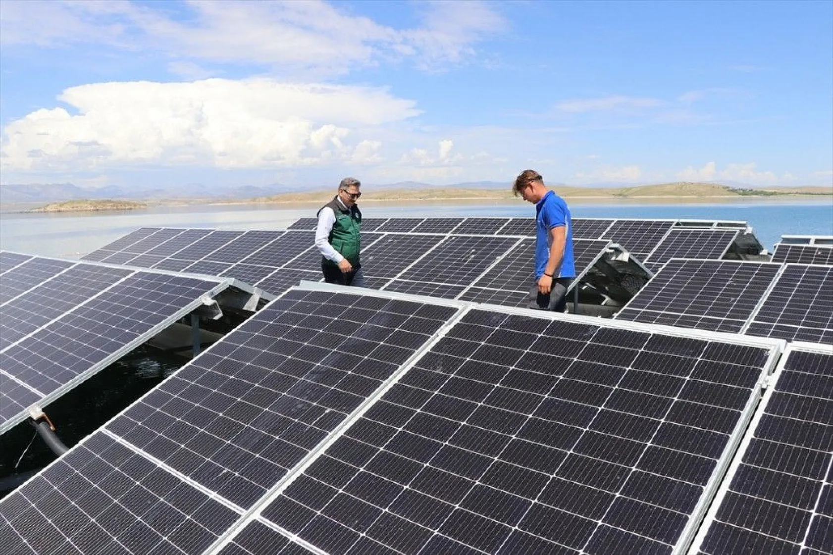 Türkiye'nin ilk yüzer güneş santrali elektrik üretimine başlıyor