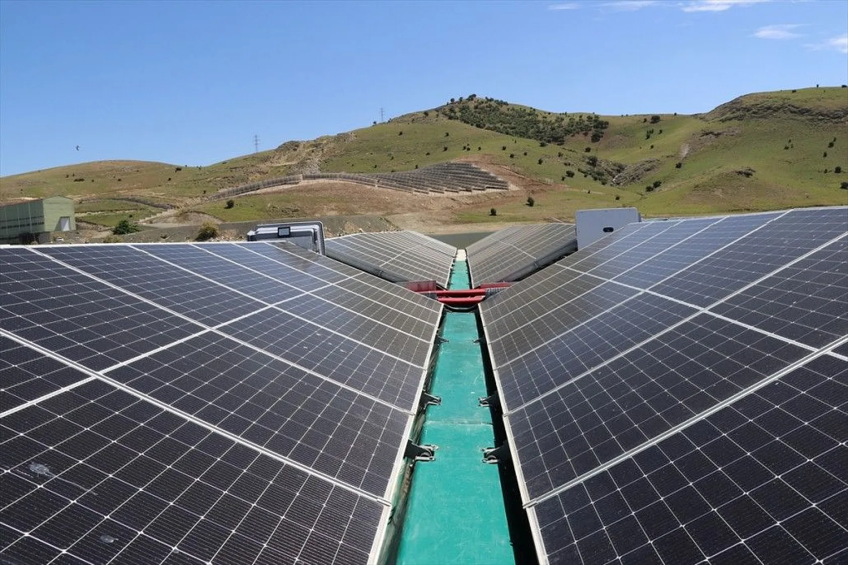 Türkiye'nin ilk yüzer güneş santrali elektrik üretimine başlıyor