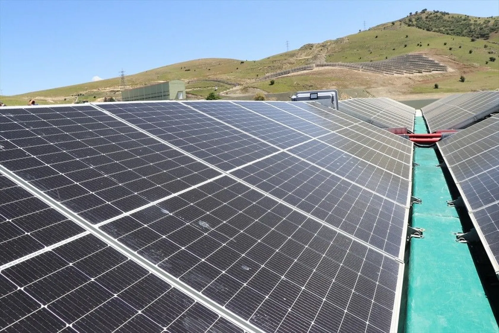 Türkiye'nin ilk yüzer güneş santrali elektrik üretimine başlıyor