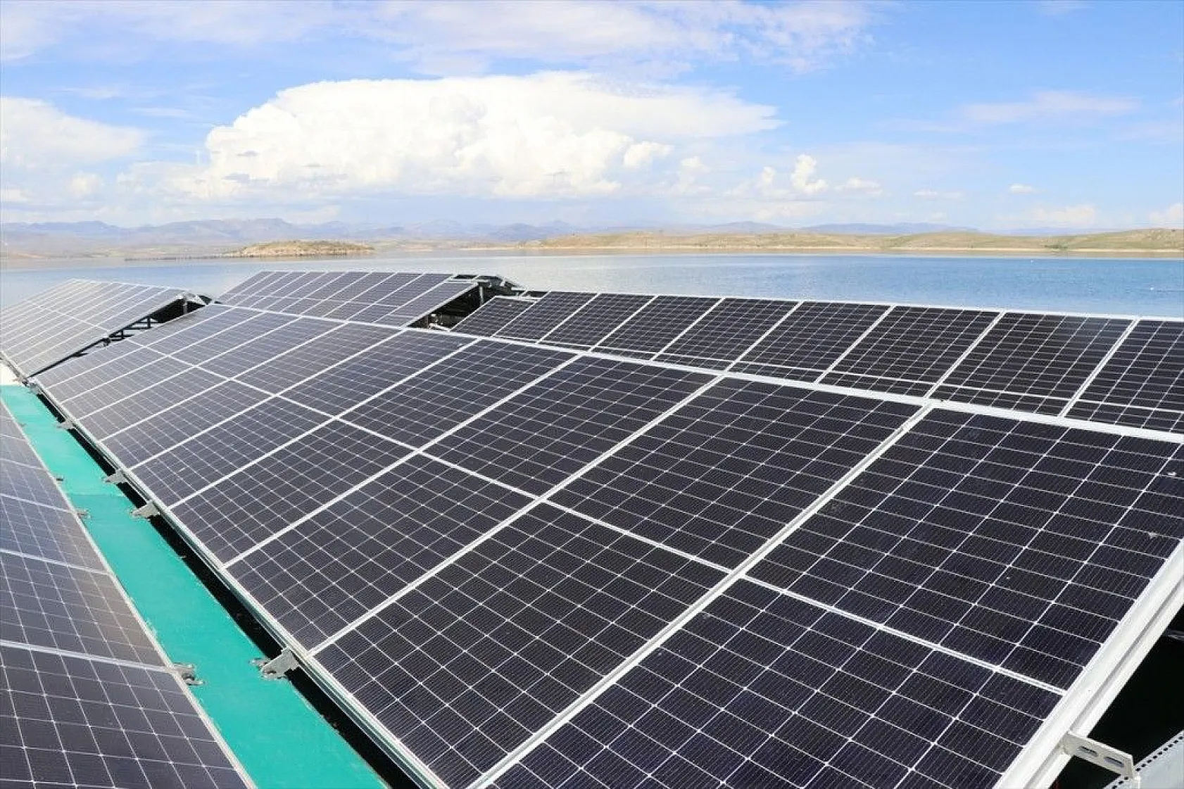 Türkiye'nin ilk yüzer güneş santrali elektrik üretimine başlıyor