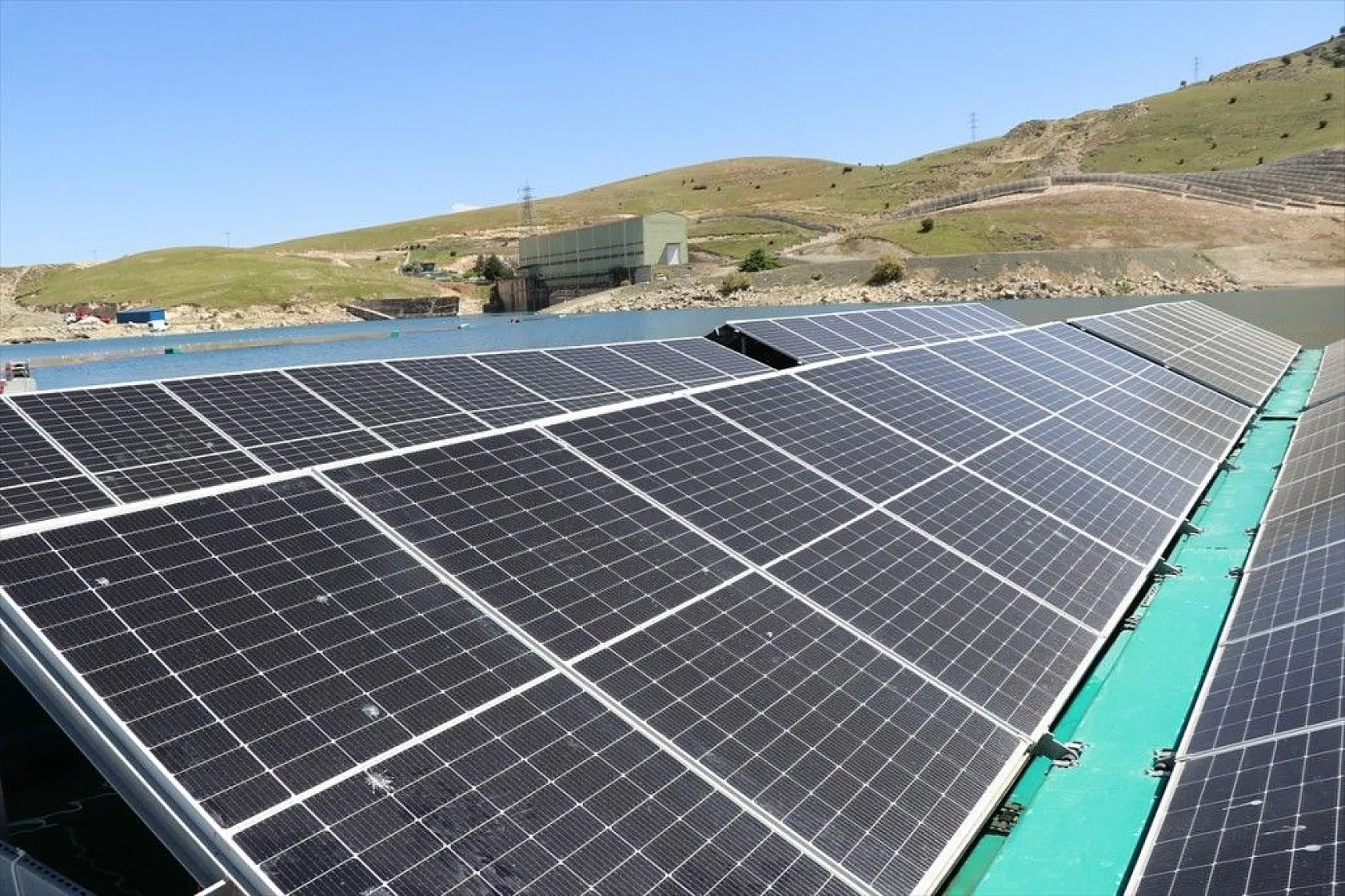 Türkiye'nin ilk yüzer güneş santrali elektrik üretimine başlıyor