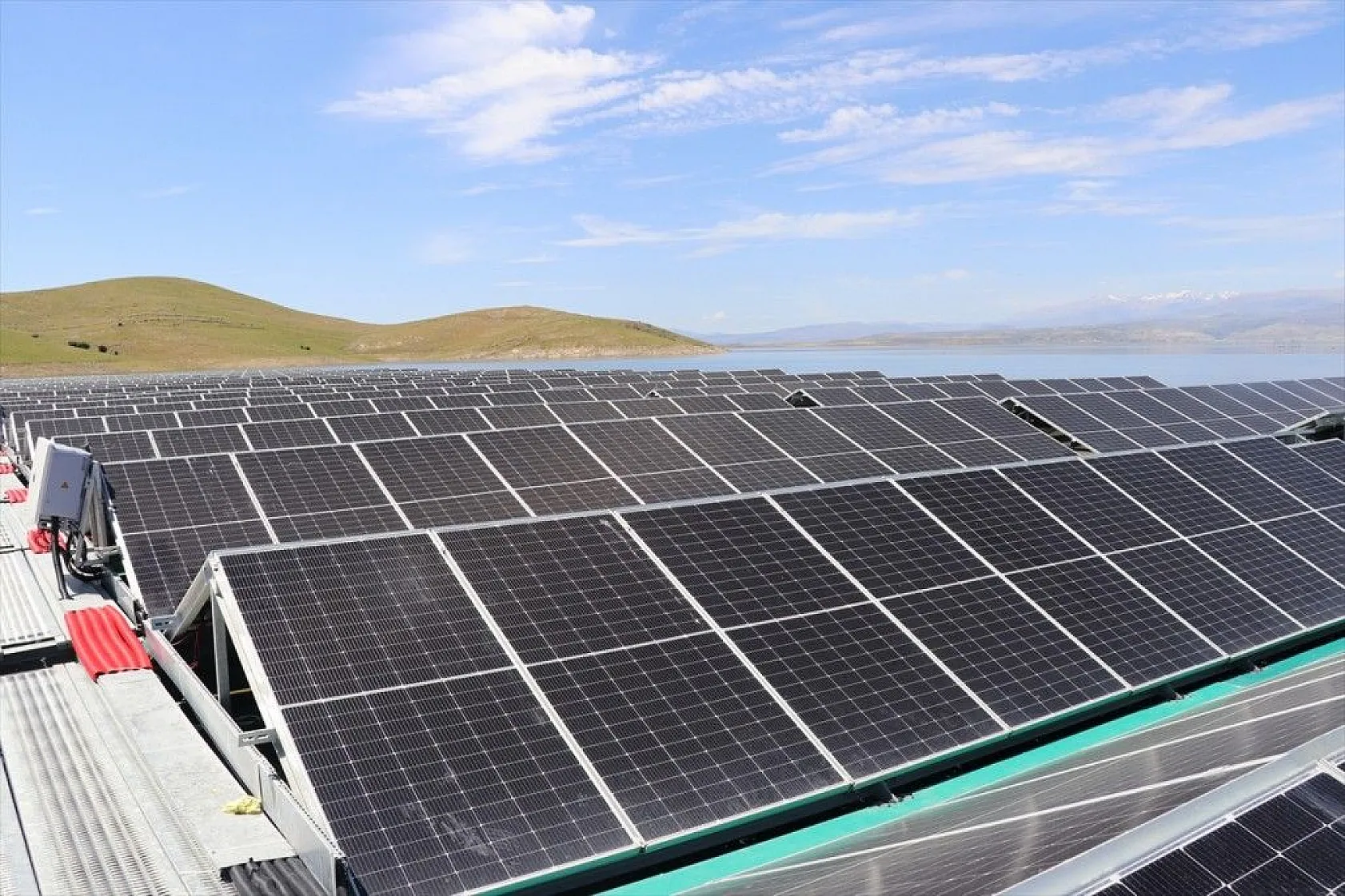 Türkiye'nin ilk yüzer güneş santrali elektrik üretimine başlıyor