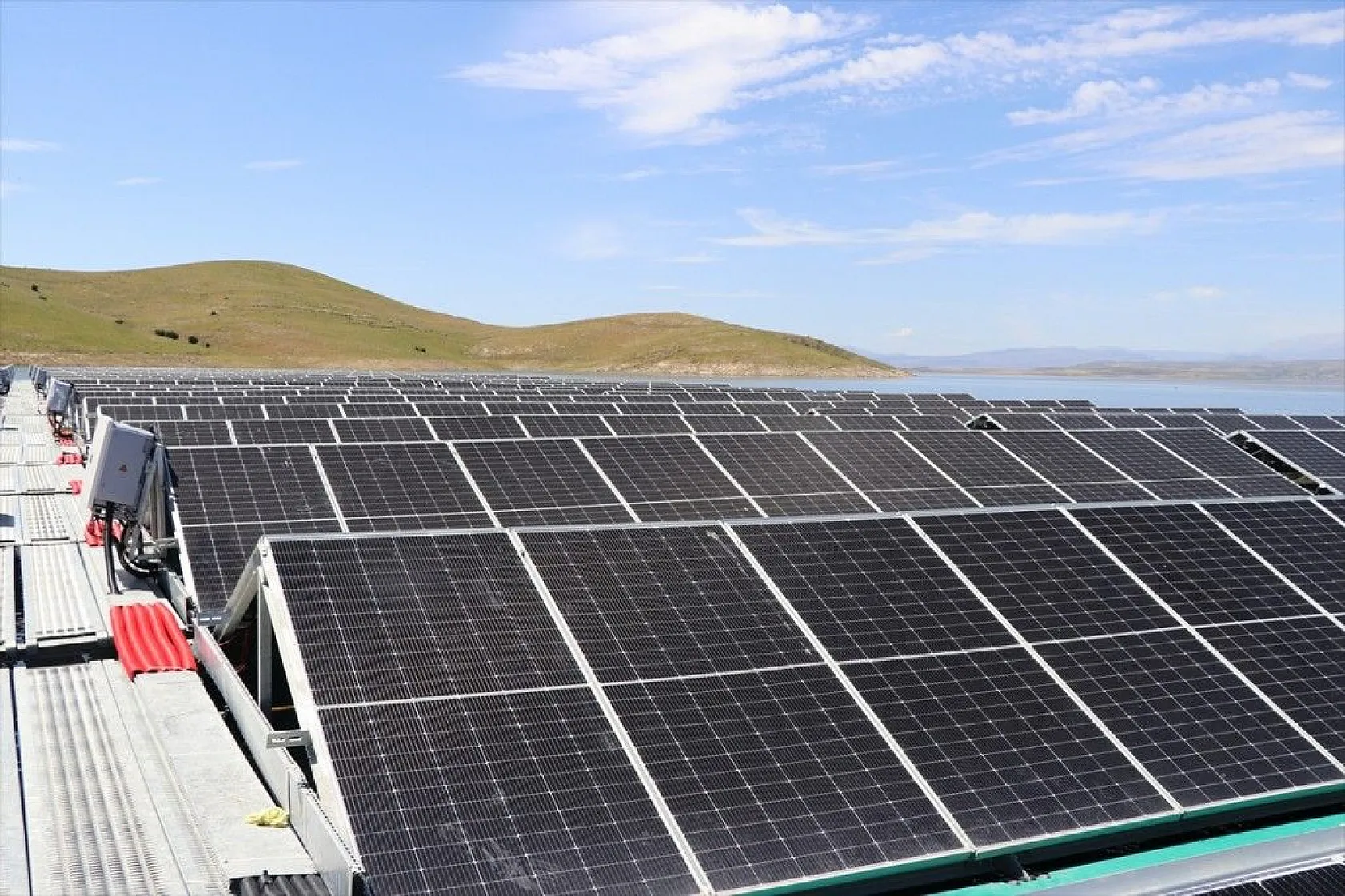 Türkiye'nin ilk yüzer güneş santrali elektrik üretimine başlıyor