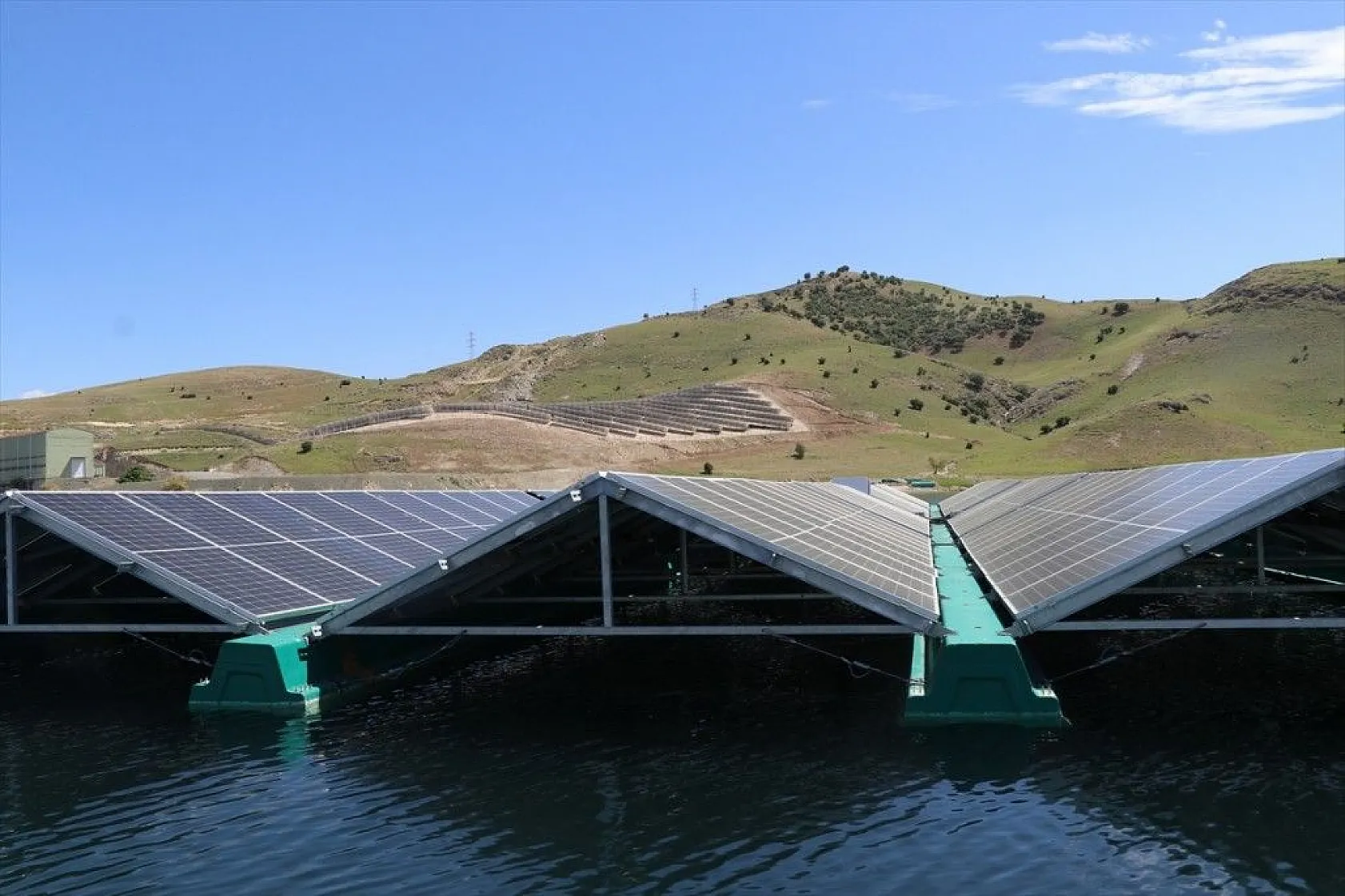 Türkiye'nin ilk yüzer güneş santrali elektrik üretimine başlıyor