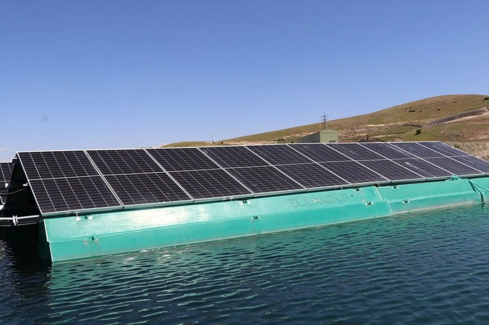 Türkiye'nin ilk yüzer güneş santrali elektrik üretimine başlıyor