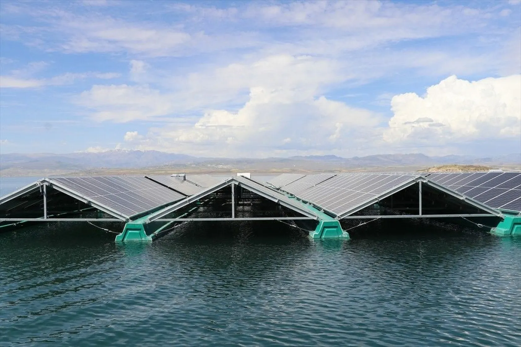 Türkiye'nin ilk yüzer güneş santrali elektrik üretimine başlıyor