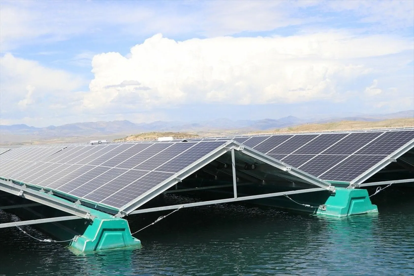 Türkiye'nin ilk yüzer güneş santrali elektrik üretimine başlıyor