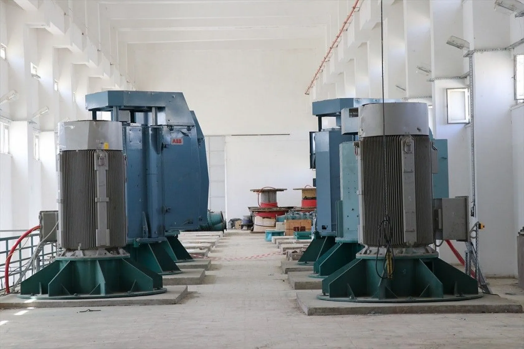 Türkiye'nin ilk yüzer güneş santrali elektrik üretimine başlıyor