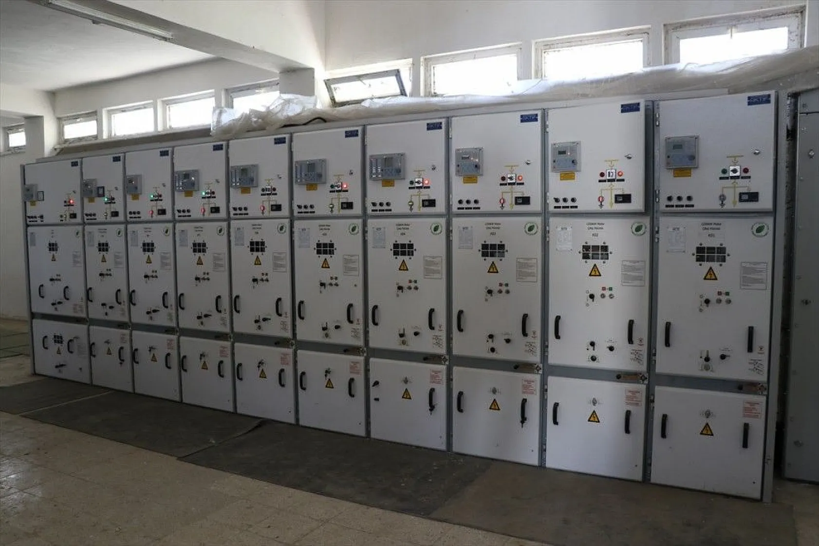 Türkiye'nin ilk yüzer güneş santrali elektrik üretimine başlıyor