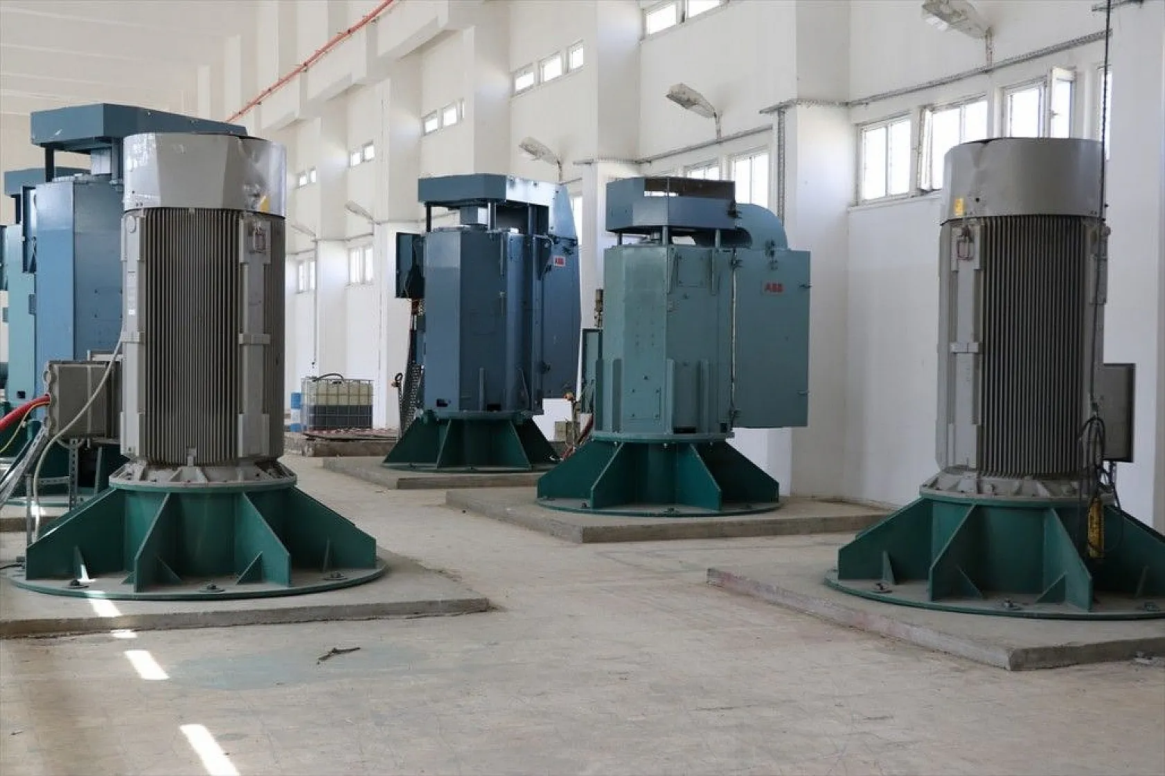 Türkiye'nin ilk yüzer güneş santrali elektrik üretimine başlıyor