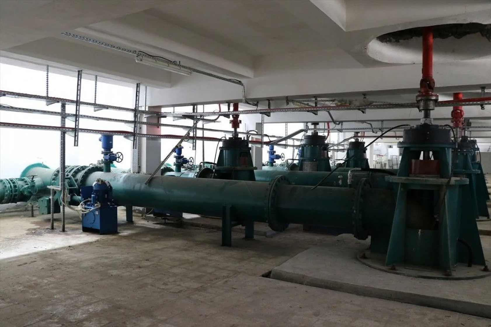 Türkiye'nin ilk yüzer güneş santrali elektrik üretimine başlıyor