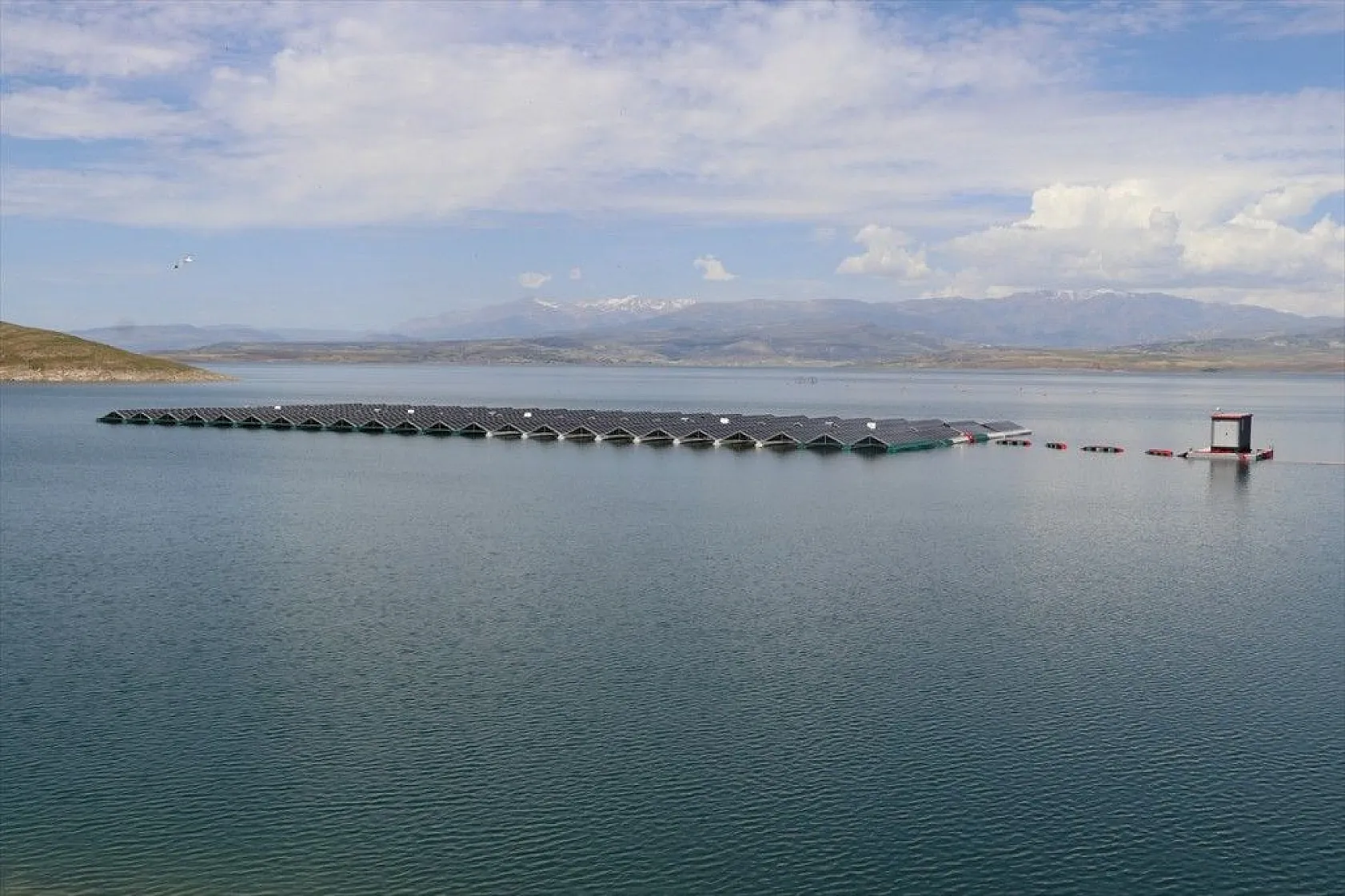 Türkiye'nin ilk yüzer güneş santrali elektrik üretimine başlıyor