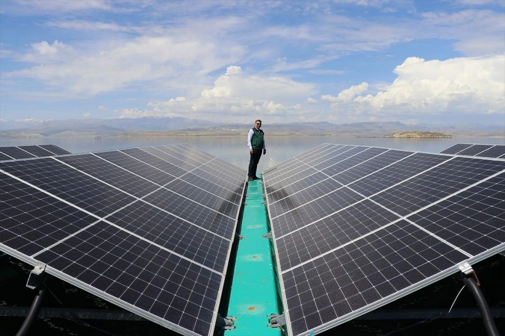 Türkiye'nin ilk yüzer güneş santrali elektrik üretimine başlıyor