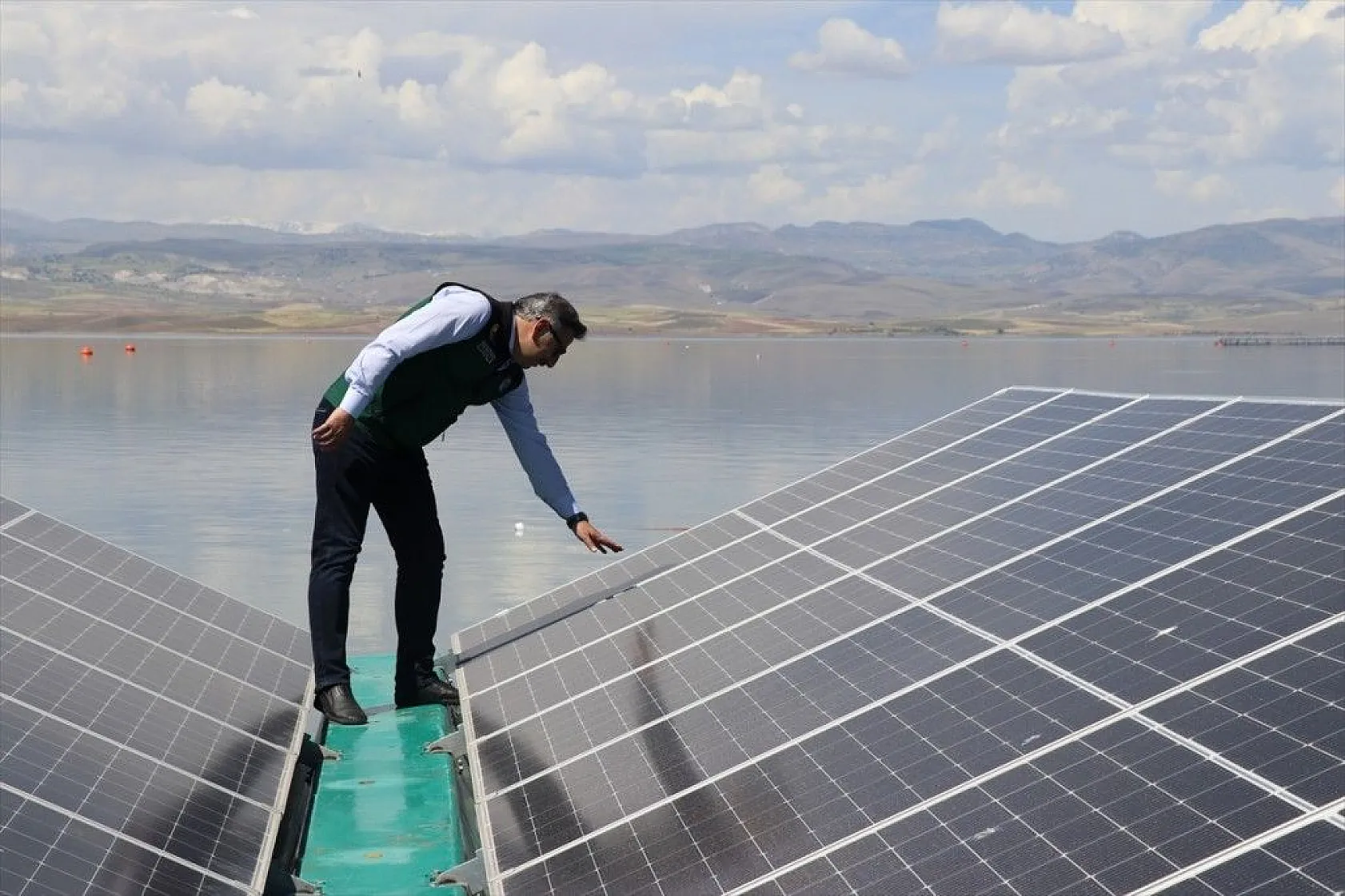 Türkiye'nin ilk yüzer güneş santrali elektrik üretimine başlıyor