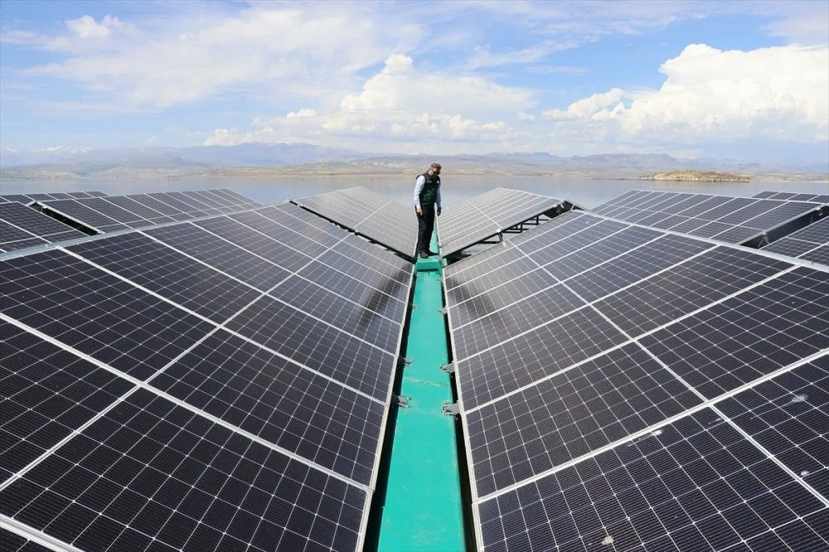 Türkiye'nin ilk yüzer güneş santrali elektrik üretimine başlıyor