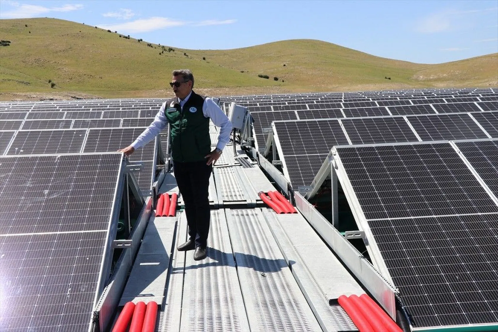 Türkiye'nin ilk yüzer güneş santrali elektrik üretimine başlıyor