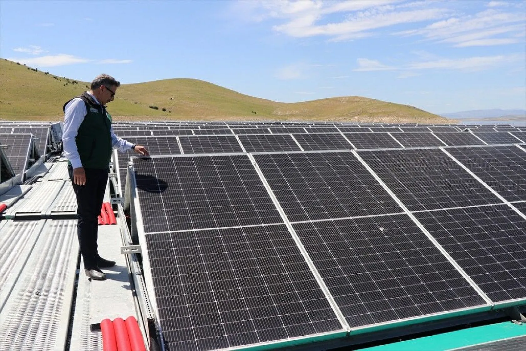 Türkiye'nin ilk yüzer güneş santrali elektrik üretimine başlıyor