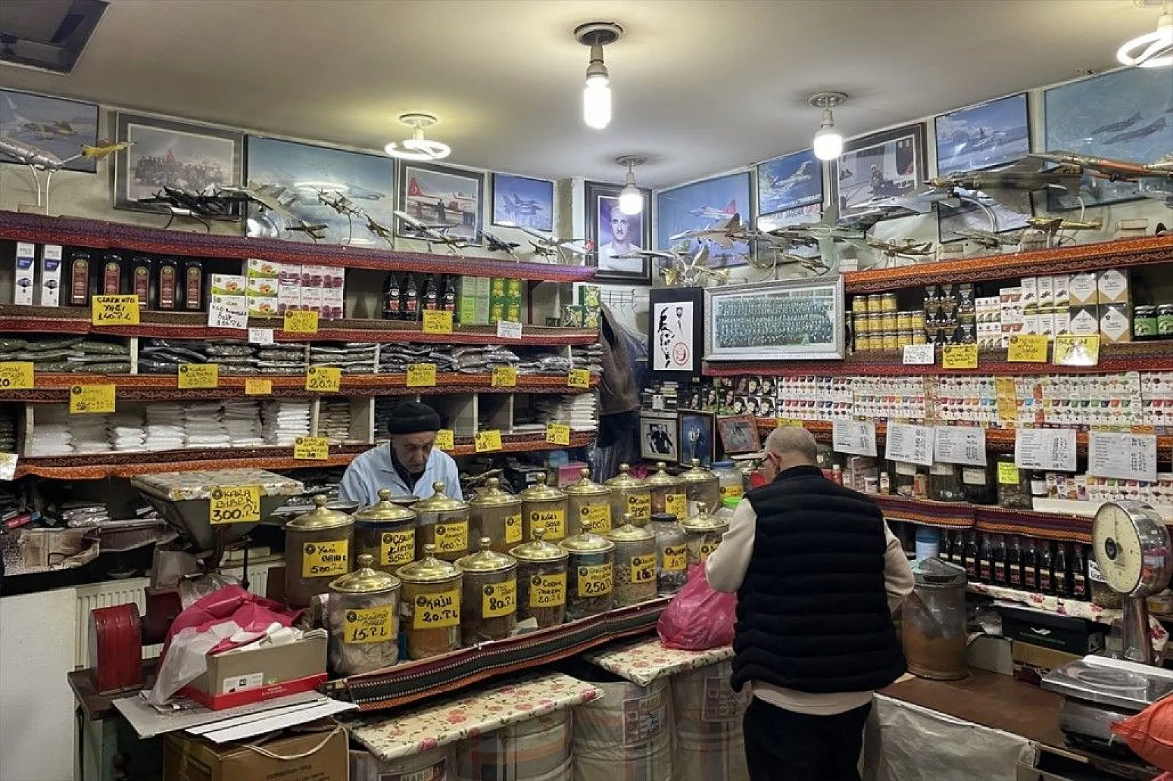 60 yılda 500'ü aşkın uçak maketi biriktirdi