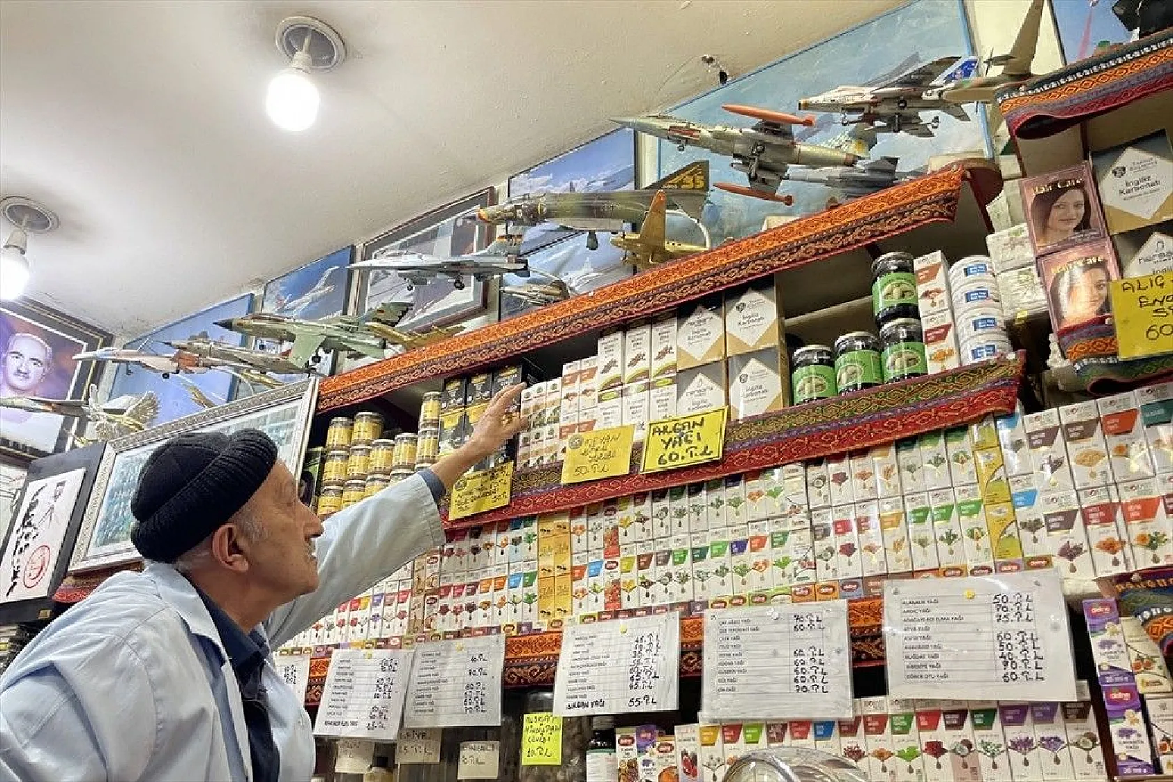 60 yılda 500'ü aşkın uçak maketi biriktirdi