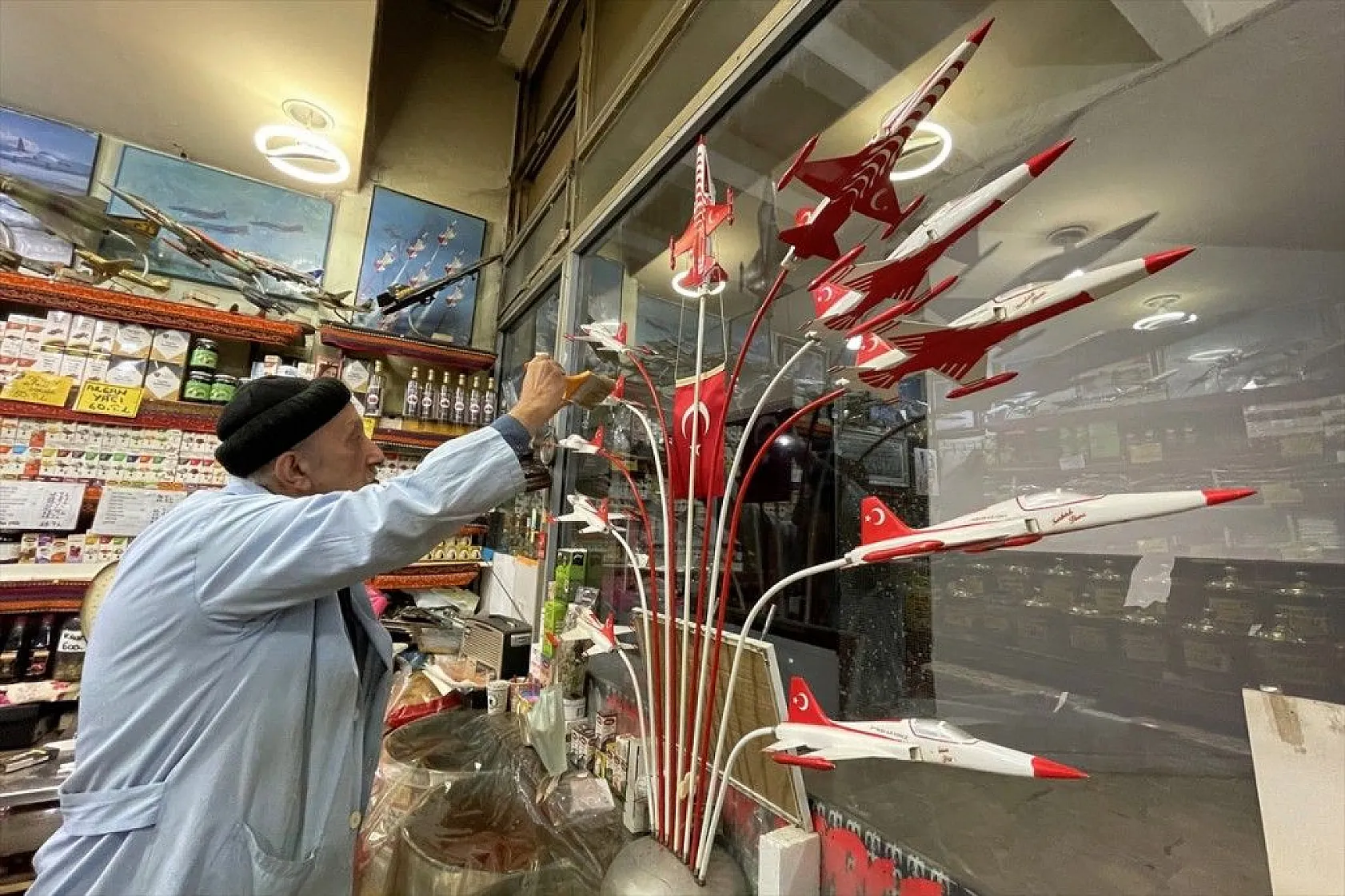 60 yılda 500'ü aşkın uçak maketi biriktirdi