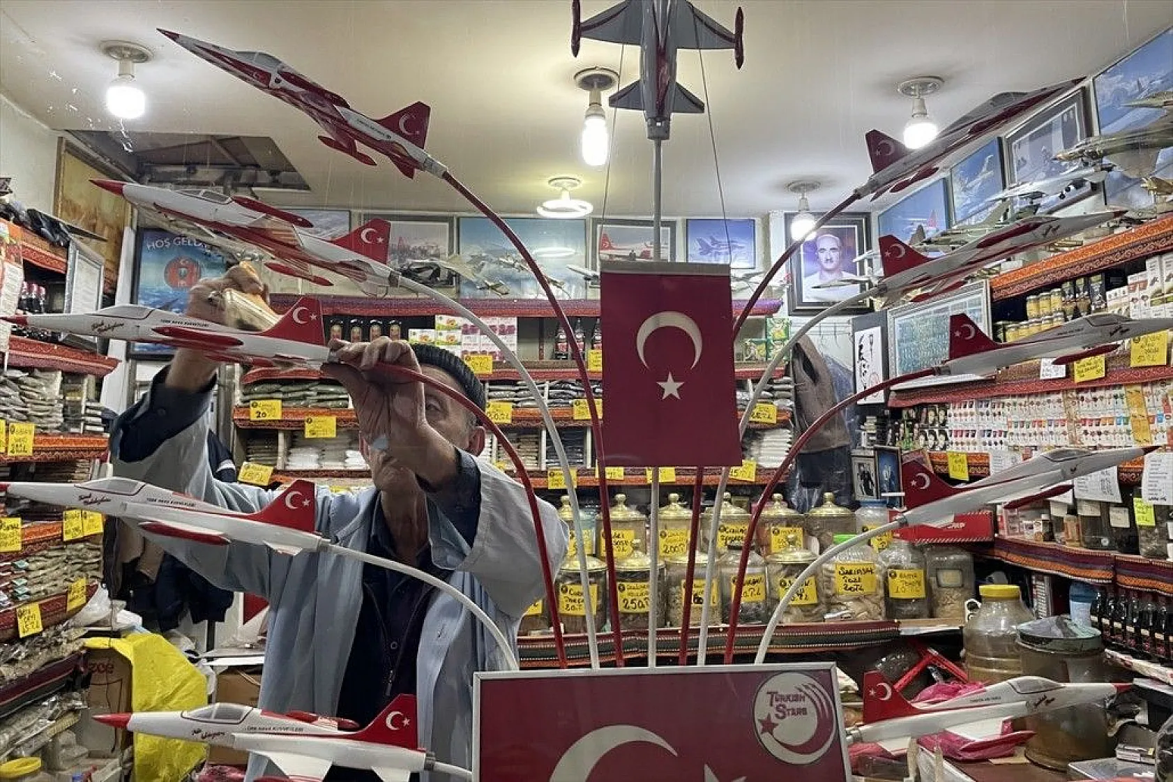 60 yılda 500'ü aşkın uçak maketi biriktirdi