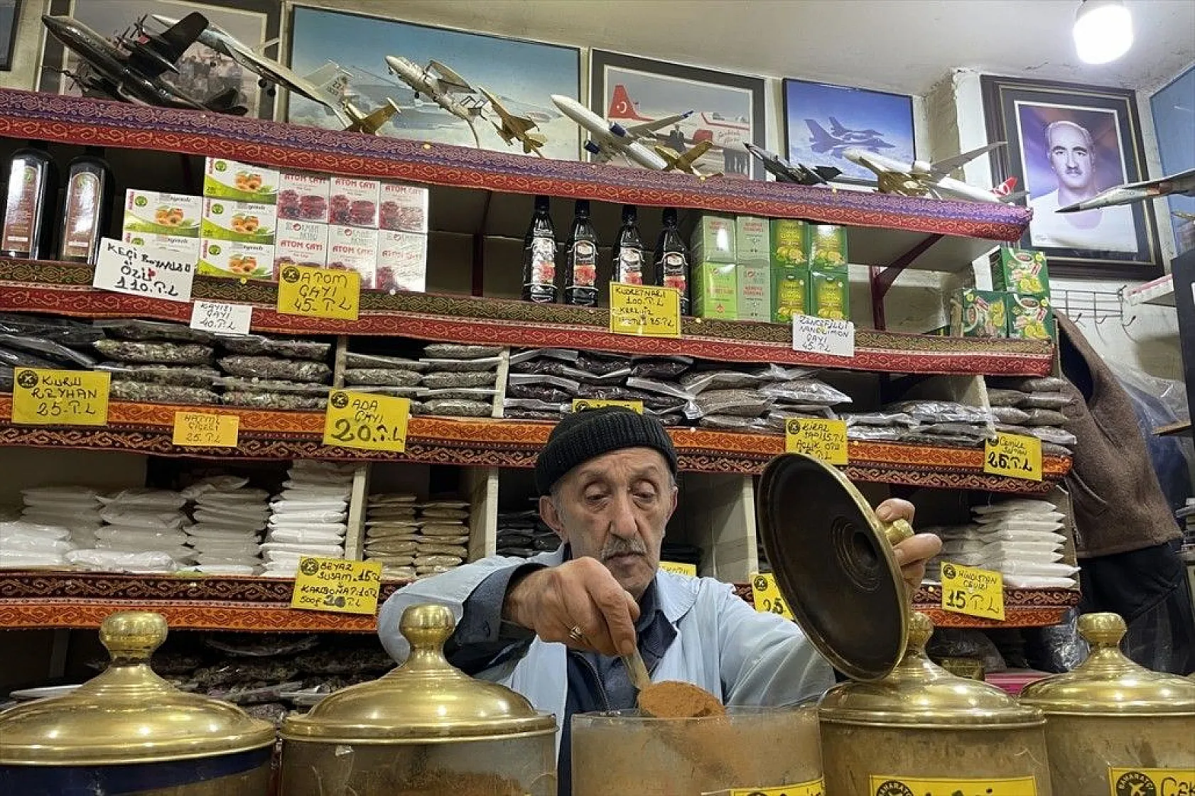 60 yılda 500'ü aşkın uçak maketi biriktirdi