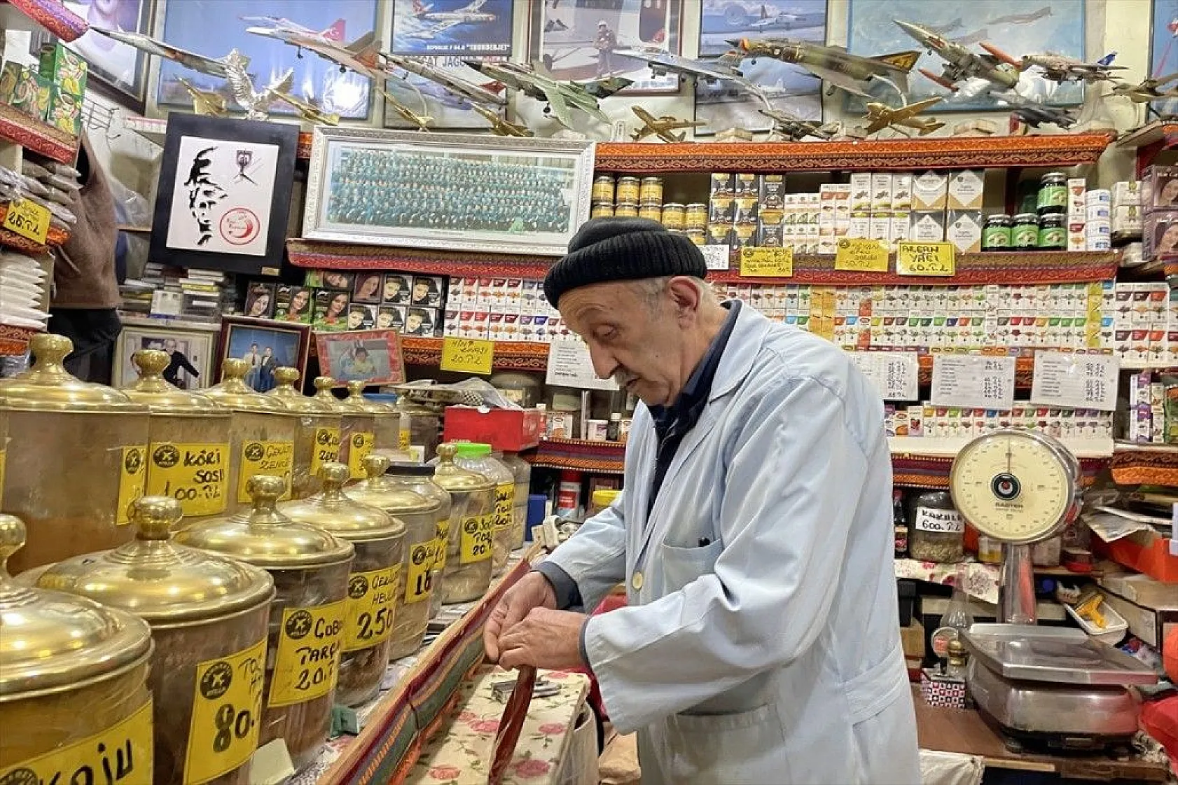 60 yılda 500'ü aşkın uçak maketi biriktirdi