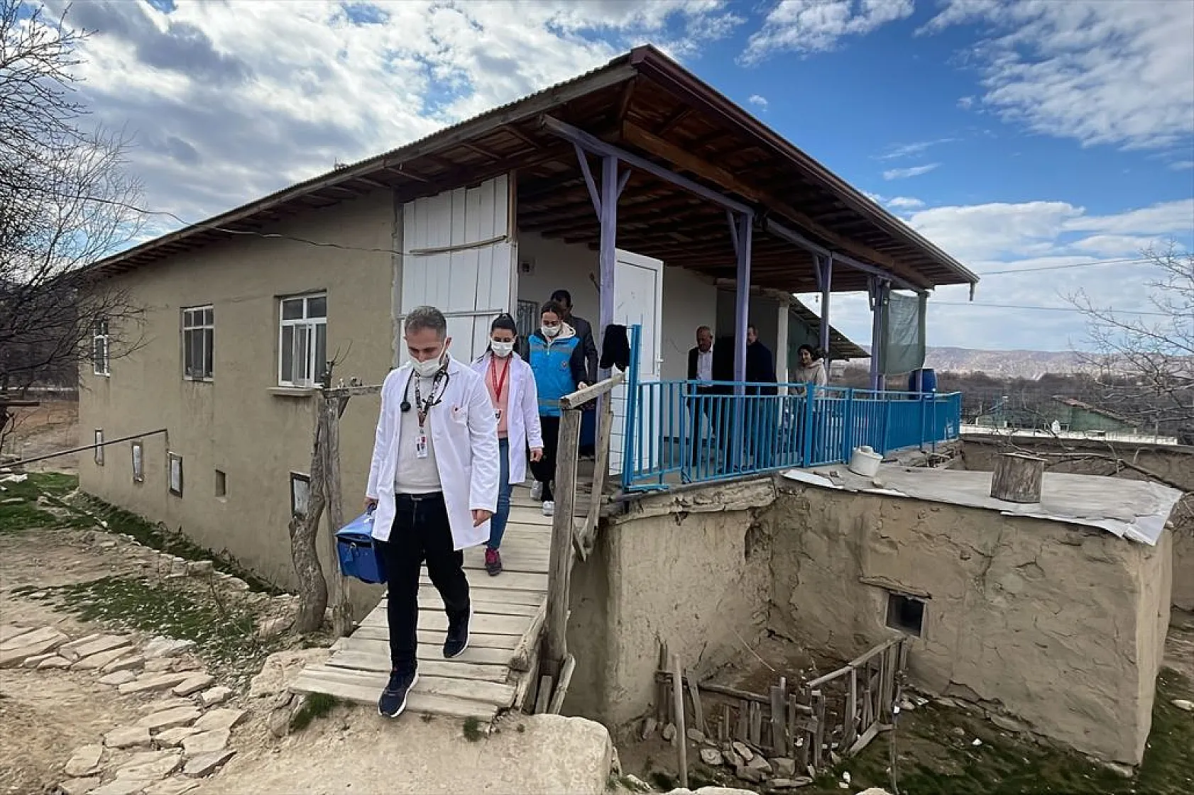 Kırsaldaki depremzedelere gezici sağlık hizmeti