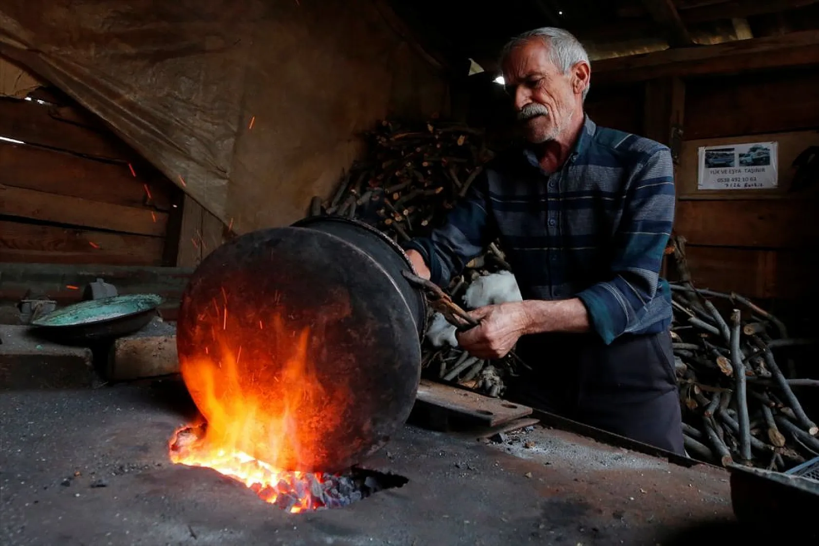 Battal usta, baba yadigarı kalaycılığı 52 yıldır sürdürüyor