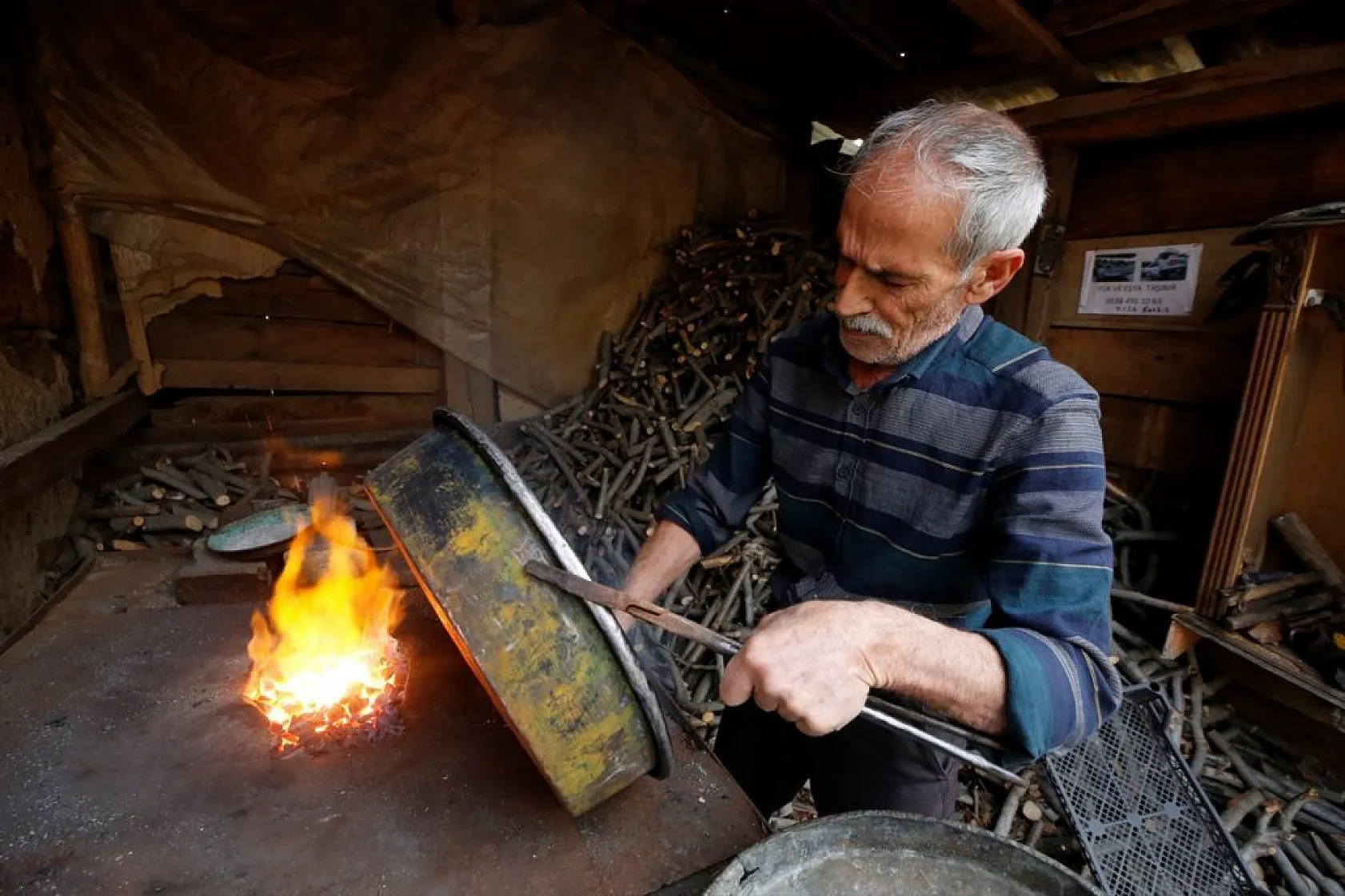 Battal usta, baba yadigarı kalaycılığı 52 yıldır sürdürüyor