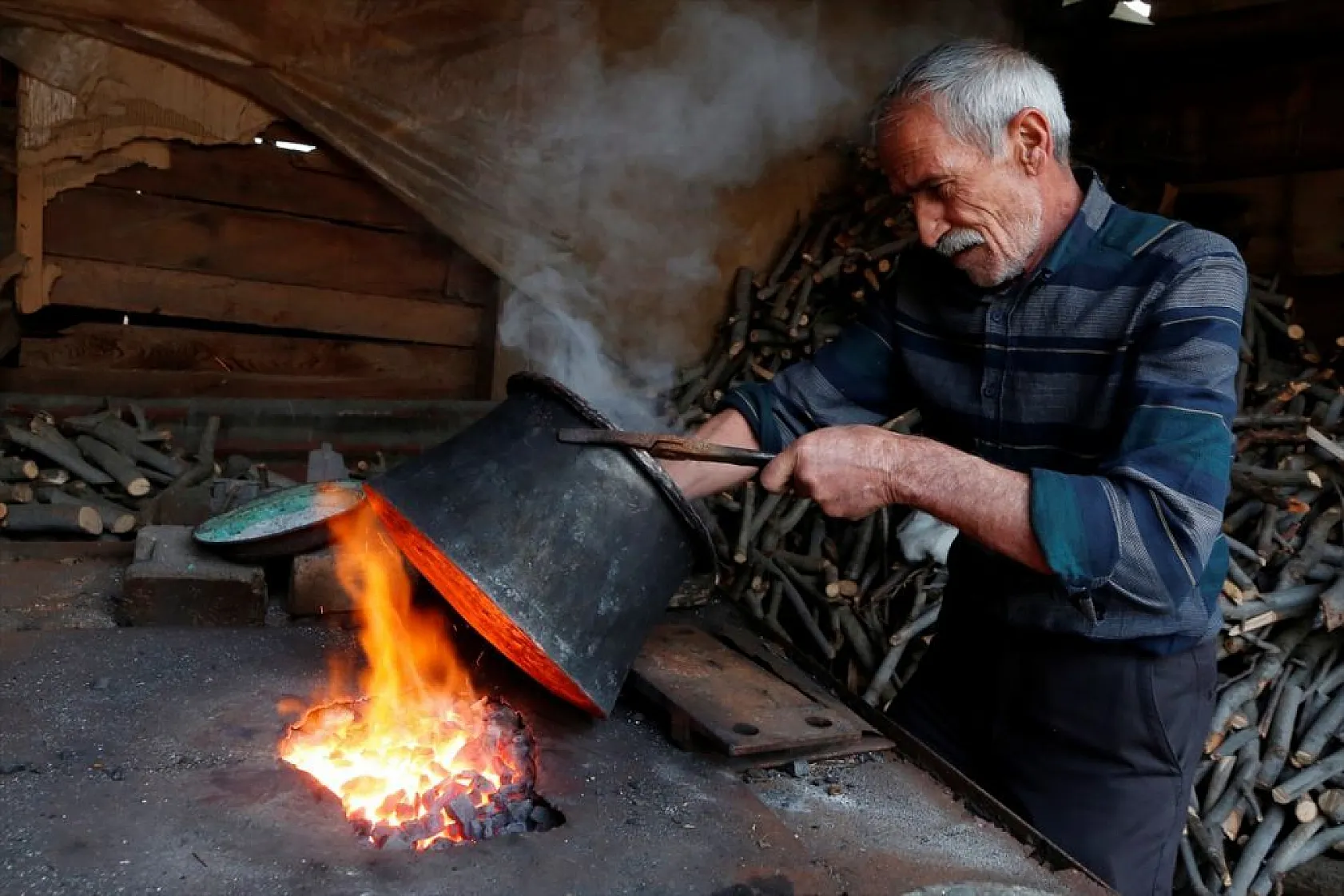 Battal usta, baba yadigarı kalaycılığı 52 yıldır sürdürüyor