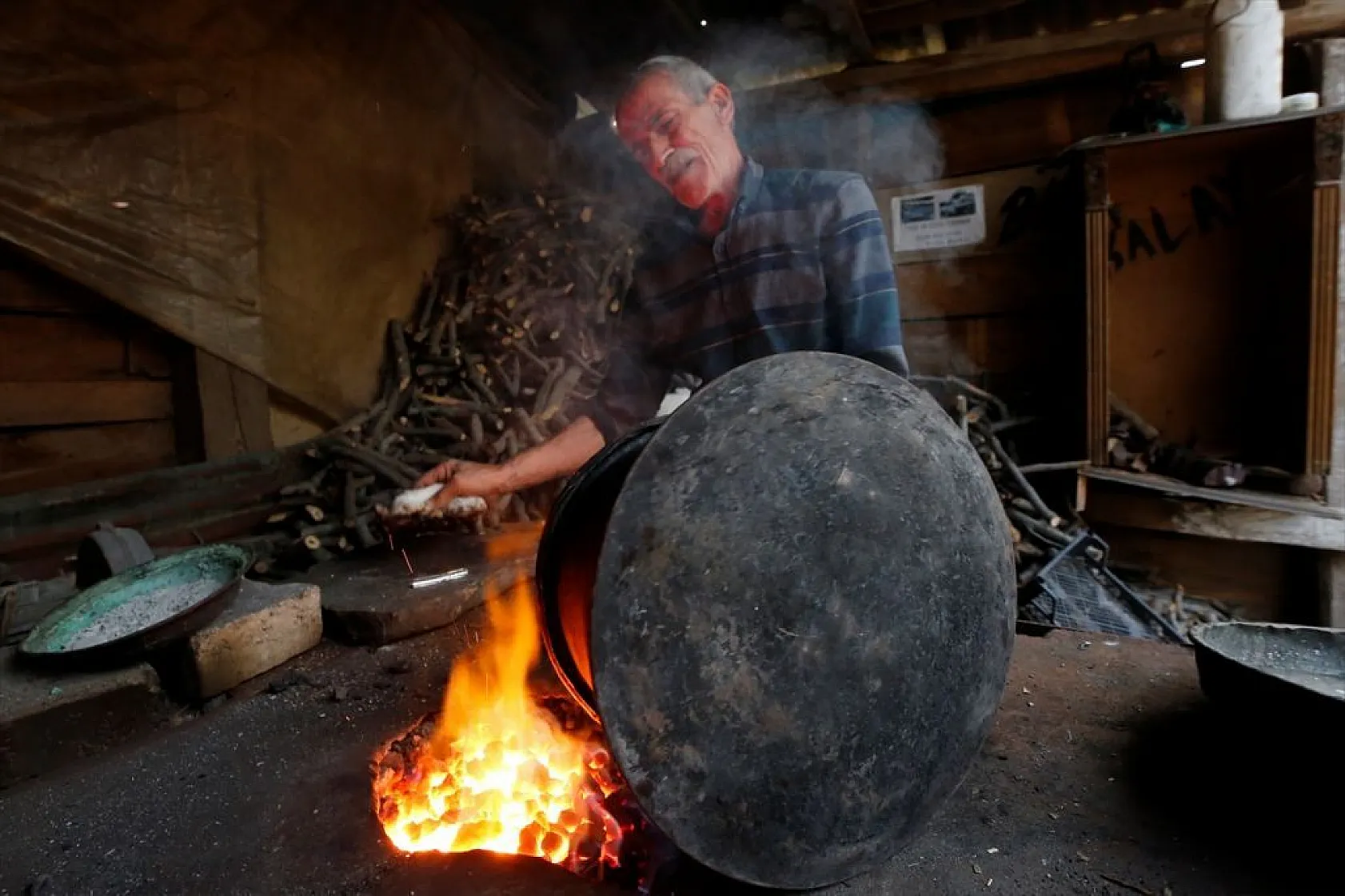 Battal usta, baba yadigarı kalaycılığı 52 yıldır sürdürüyor