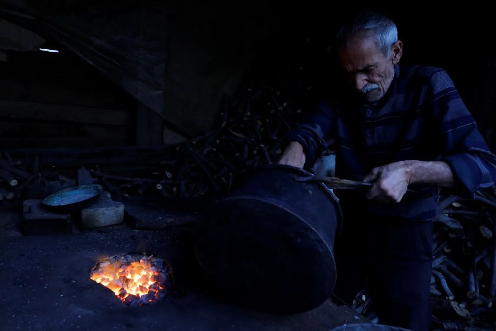 Battal usta, baba yadigarı kalaycılığı 52 yıldır sürdürüyor