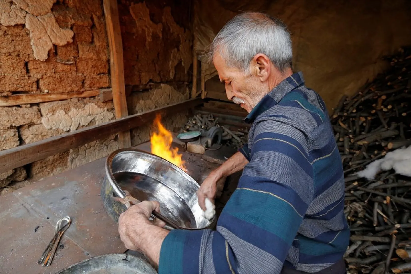 Battal usta, baba yadigarı kalaycılığı 52 yıldır sürdürüyor