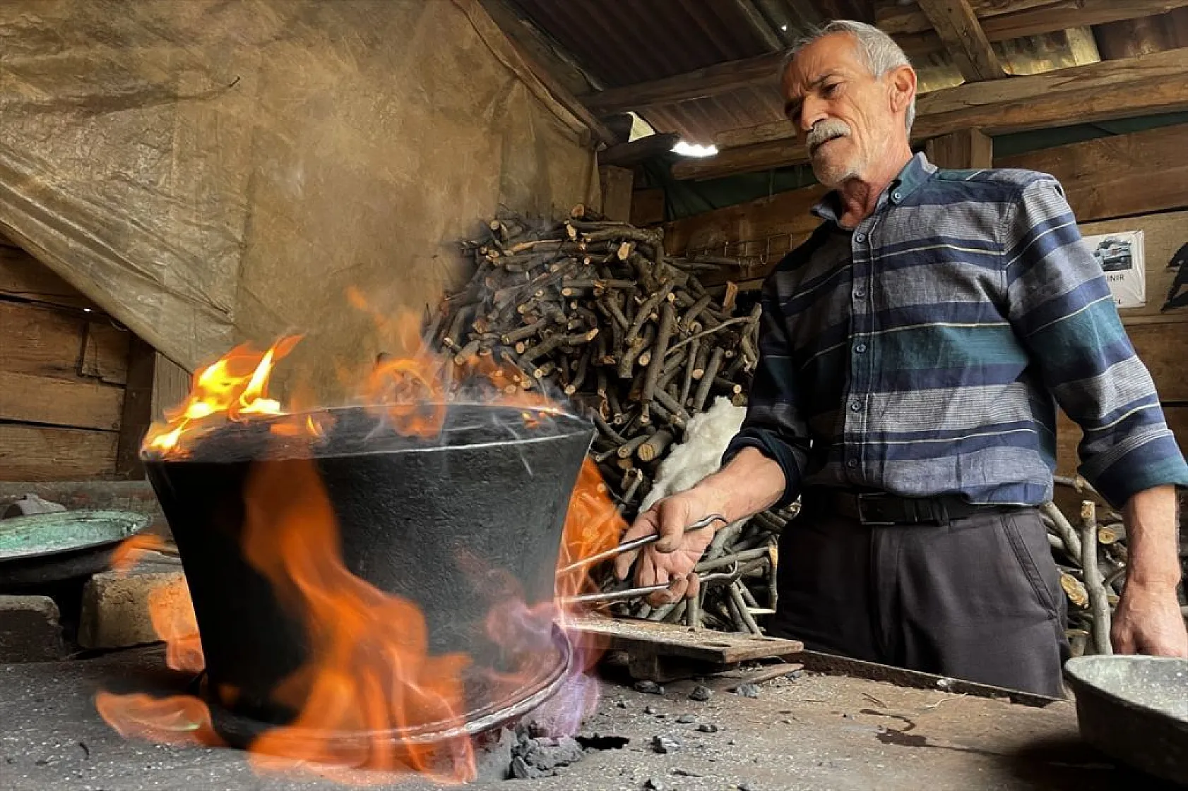 Battal usta, baba yadigarı kalaycılığı 52 yıldır sürdürüyor