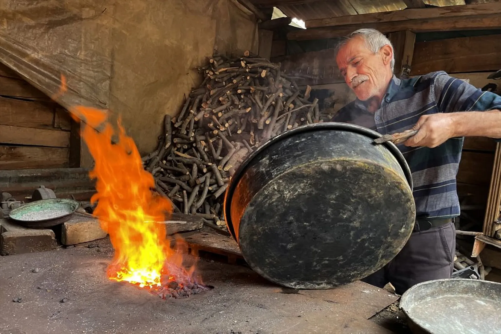 Battal usta, baba yadigarı kalaycılığı 52 yıldır sürdürüyor