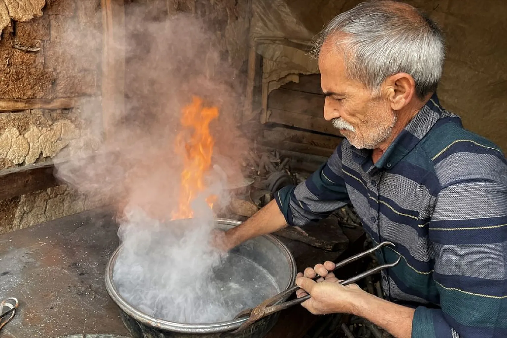 Battal usta, baba yadigarı kalaycılığı 52 yıldır sürdürüyor