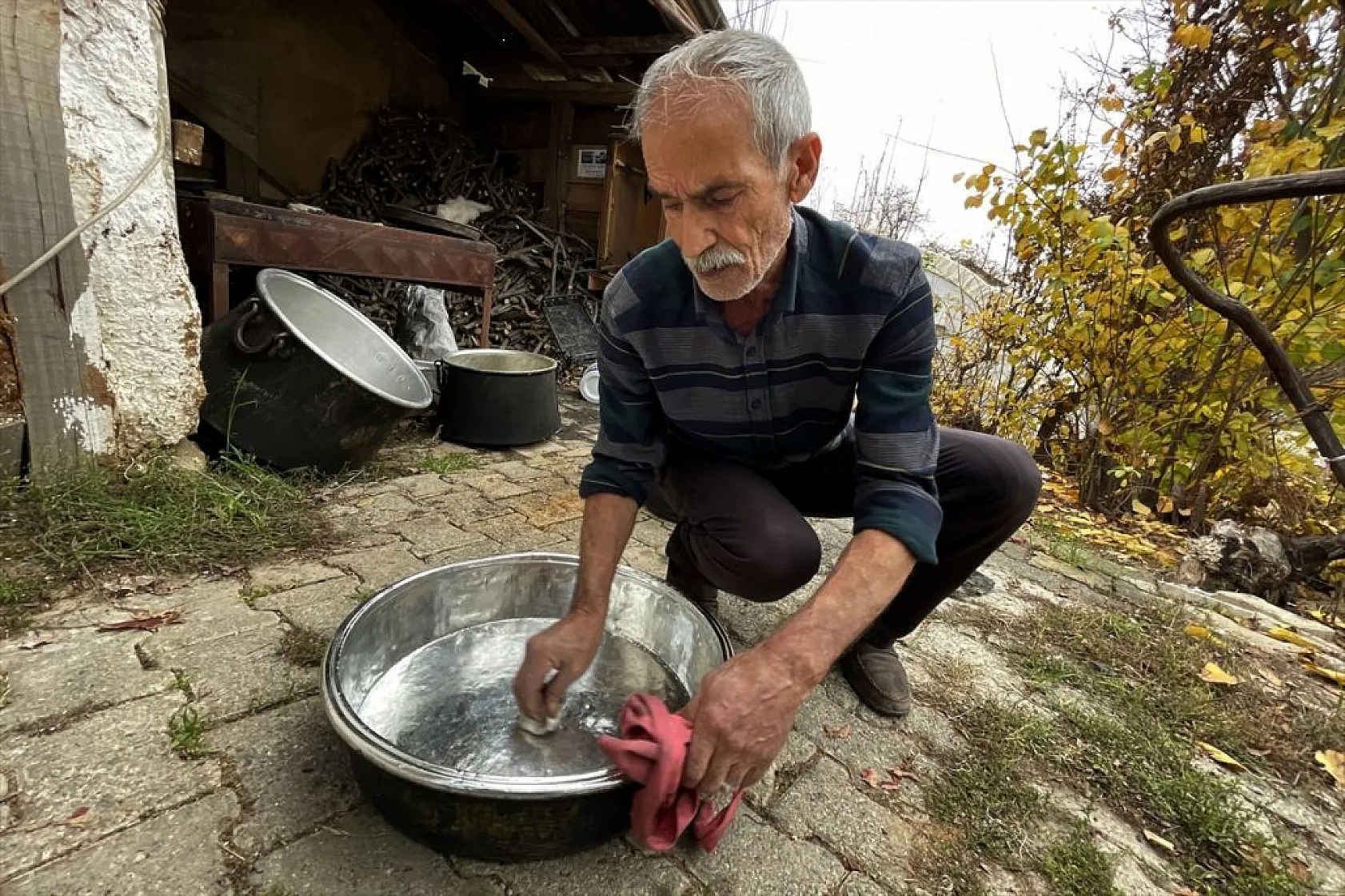 Battal usta, baba yadigarı kalaycılığı 52 yıldır sürdürüyor