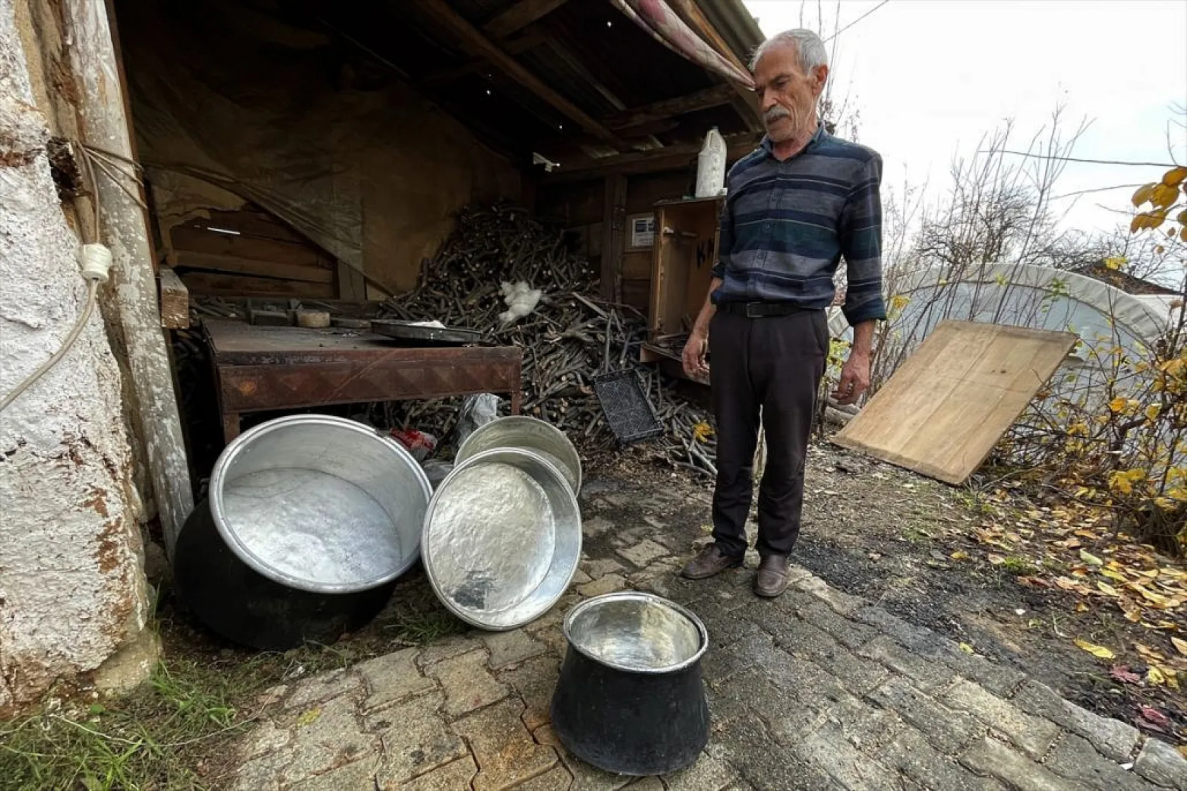 Battal usta, baba yadigarı kalaycılığı 52 yıldır sürdürüyor