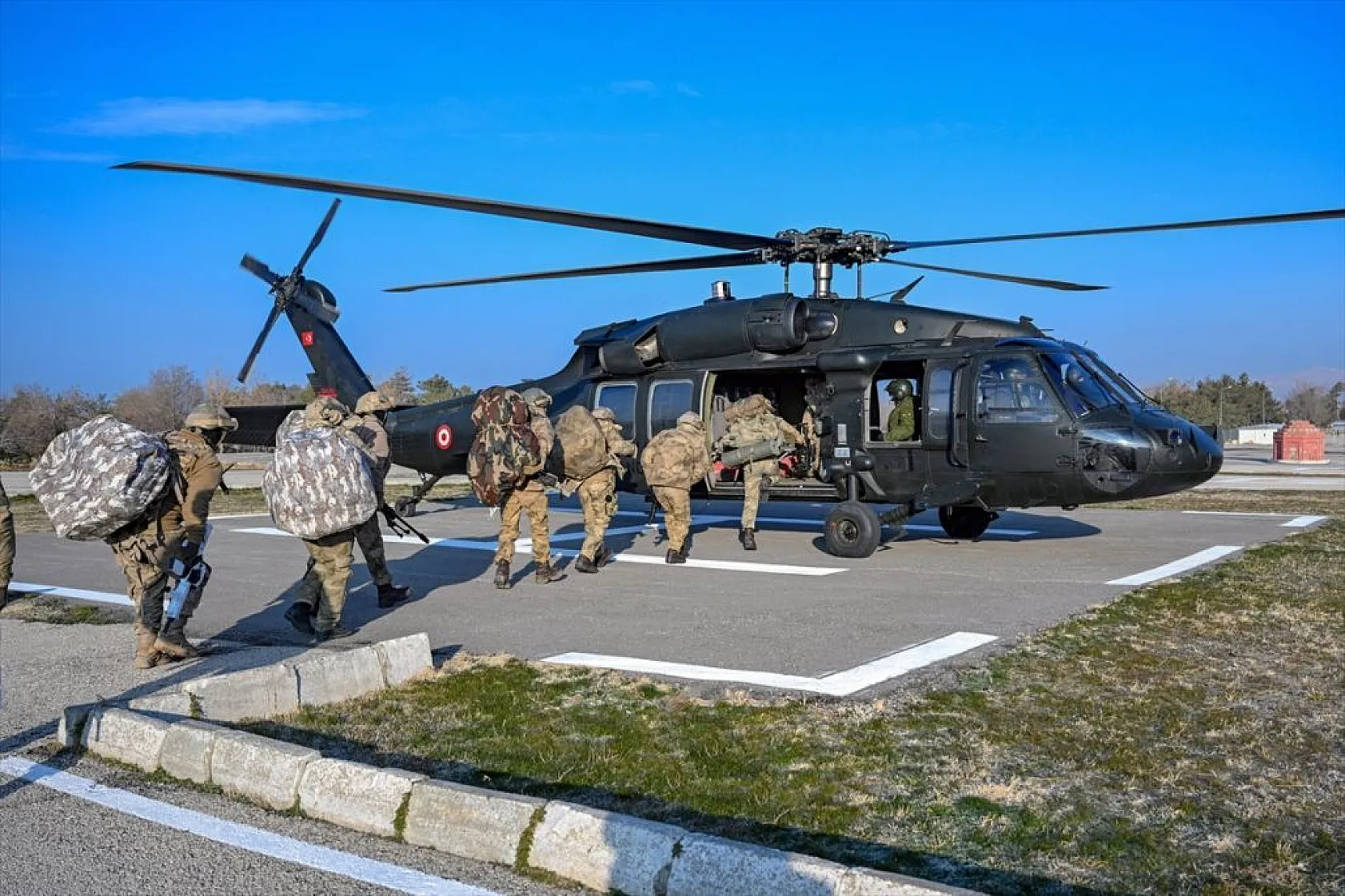 Jandarma timleri, dağları teröristlere dar ediyor