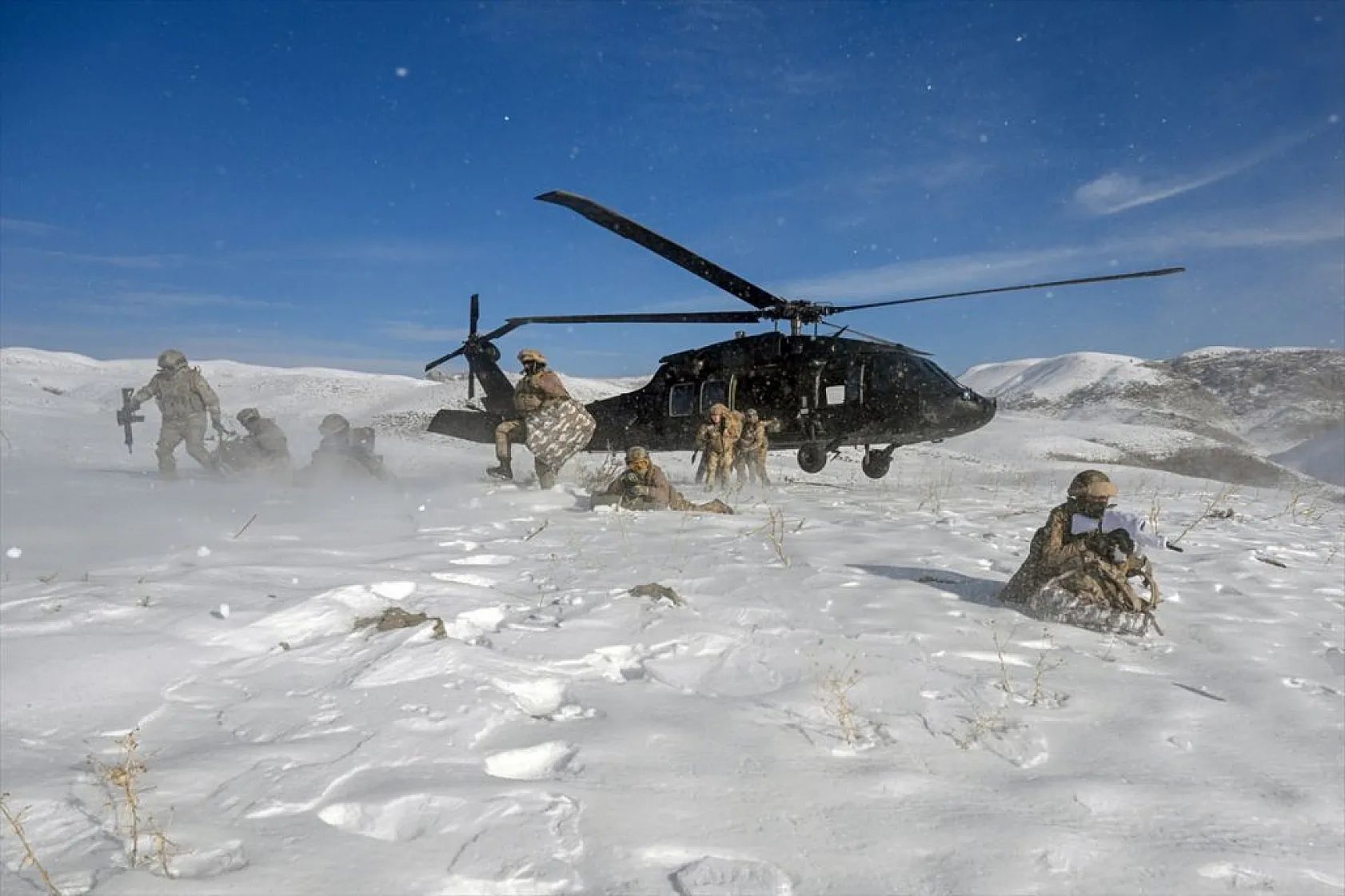 Jandarma timleri, dağları teröristlere dar ediyor