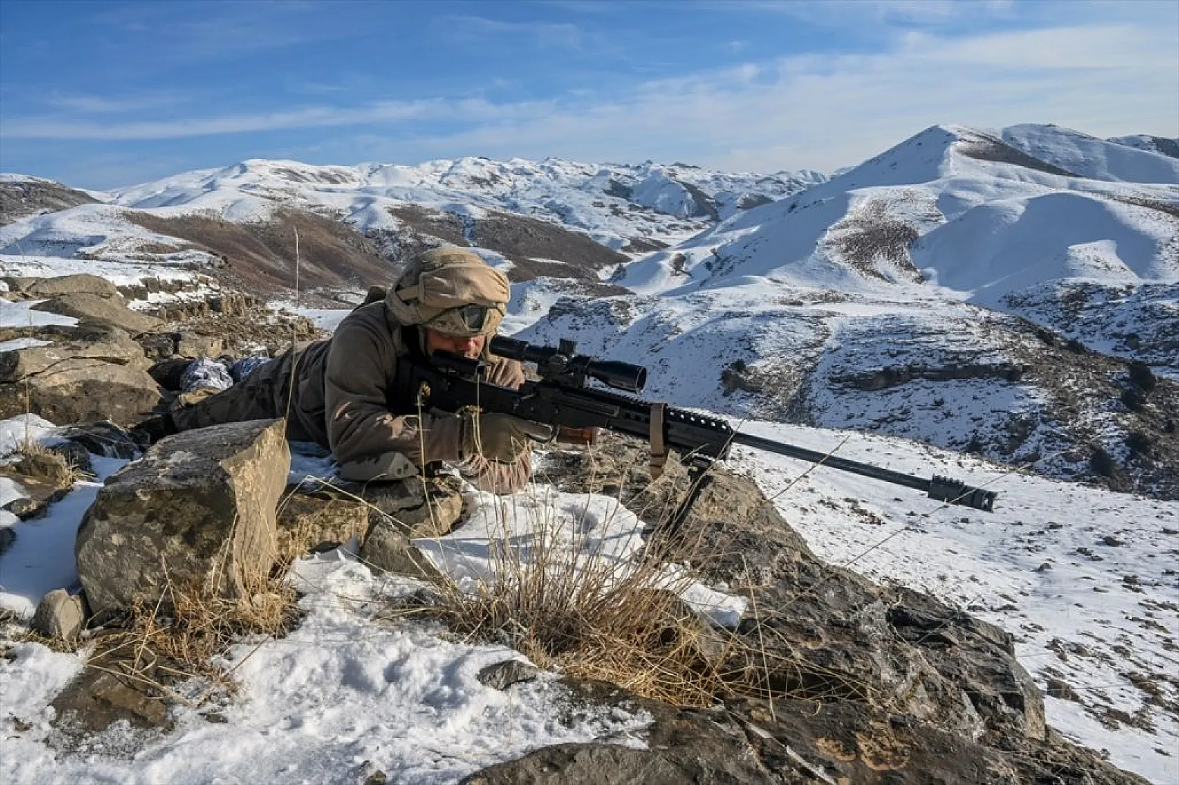 Jandarma timleri, dağları teröristlere dar ediyor